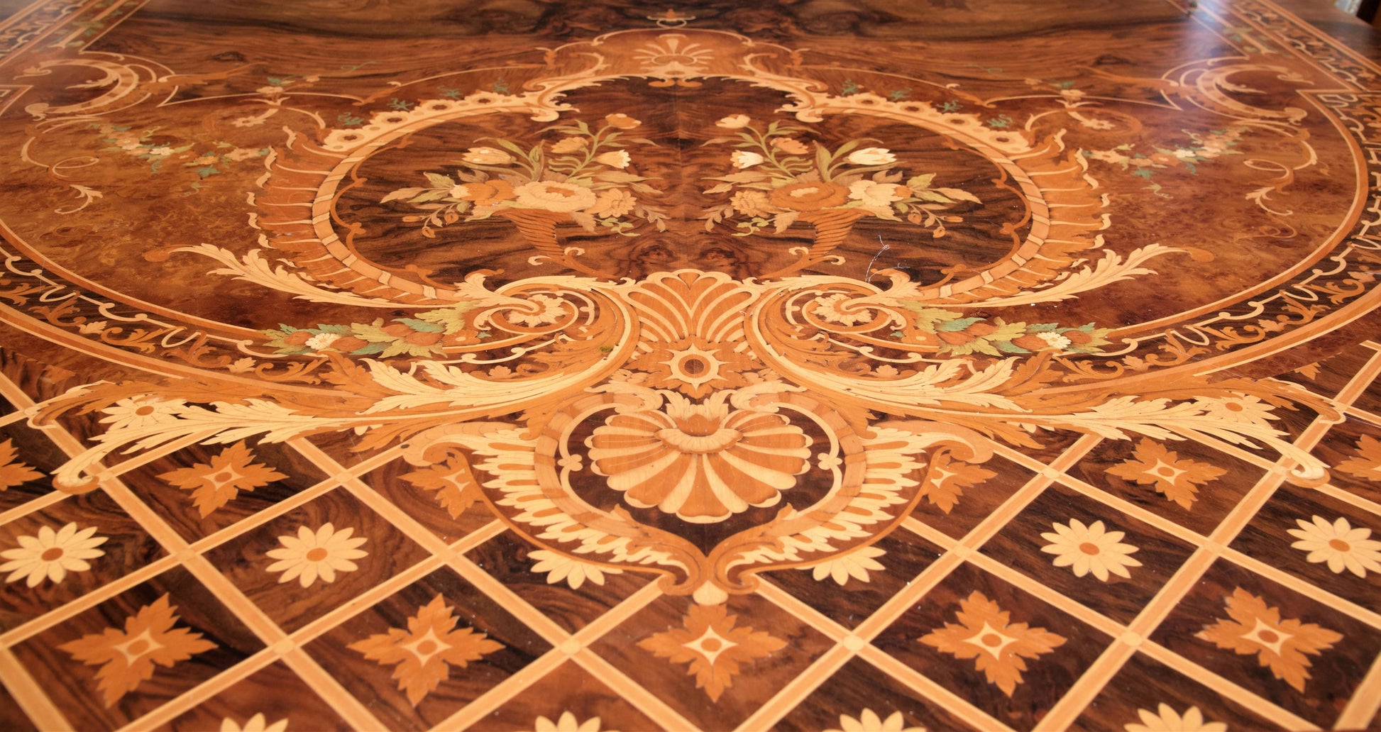 Maestuozo tavolo da pranzo francese in legno intarsiato più 10 sedie versailles