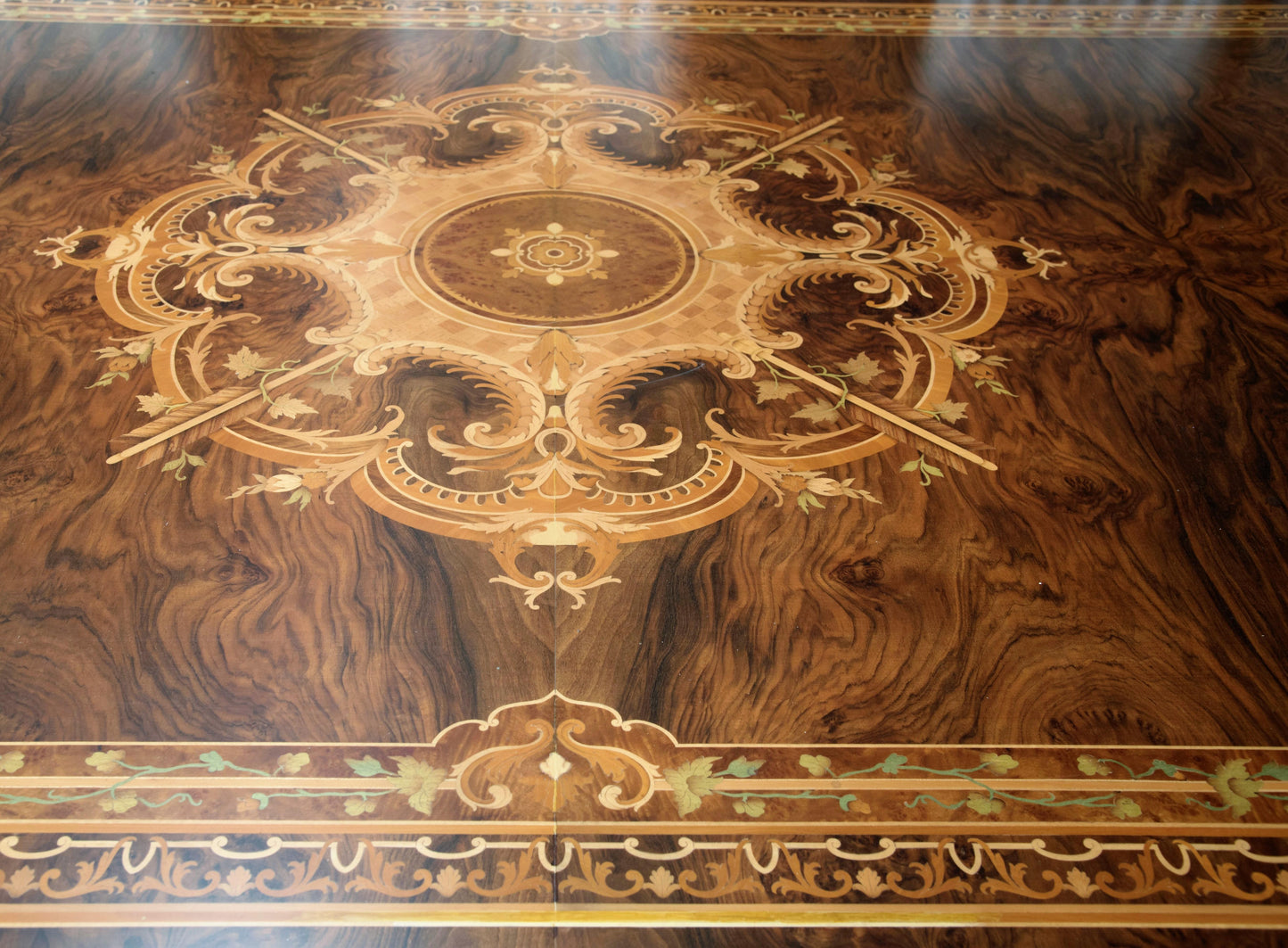 Maestuozo tavolo da pranzo francese in legno intarsiato più 10 sedie versailles