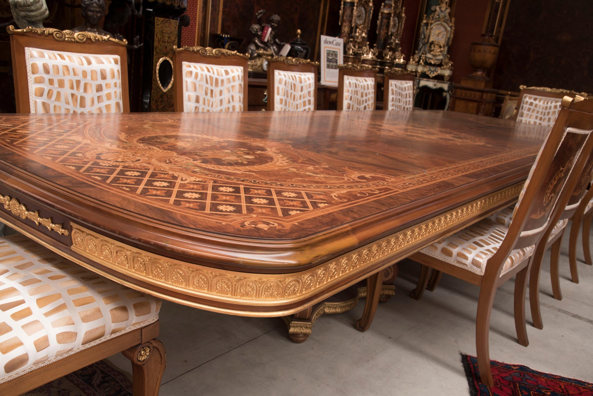 Maestuozo tavolo da pranzo francese in legno intarsiato più 10 sedie versailles