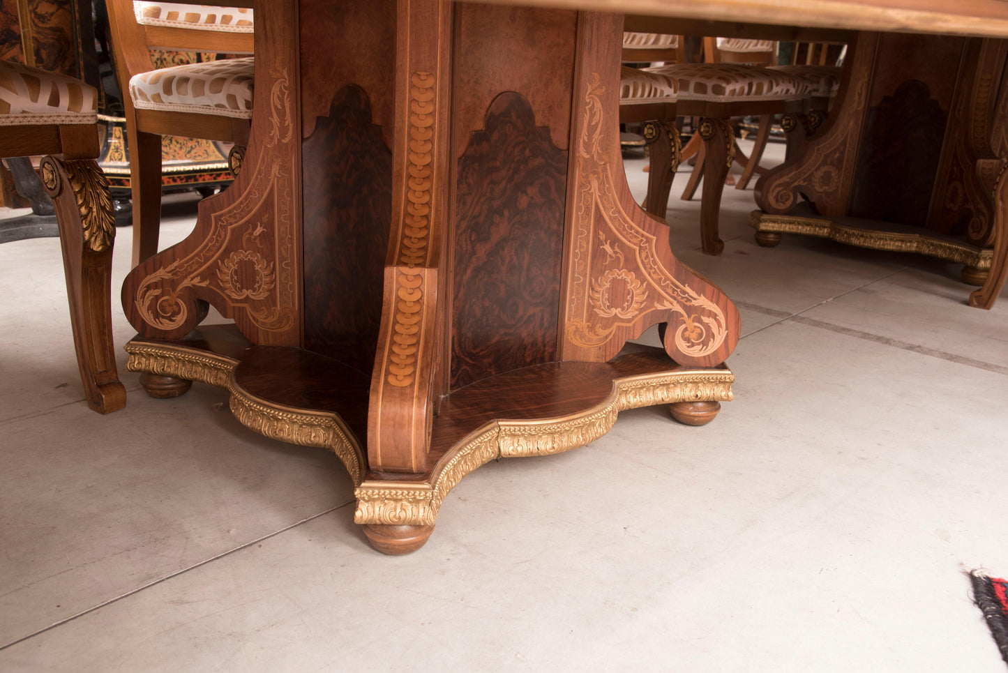 Maestuozo tavolo da pranzo francese in legno intarsiato più 10 sedie versailles