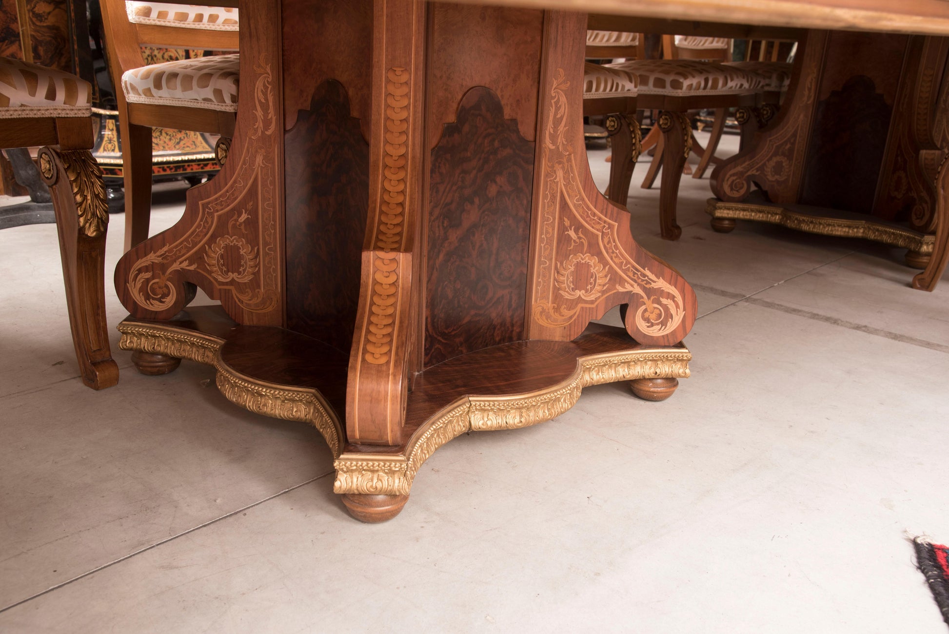 Maestuozo tavolo da pranzo francese in legno intarsiato più 10 sedie versailles