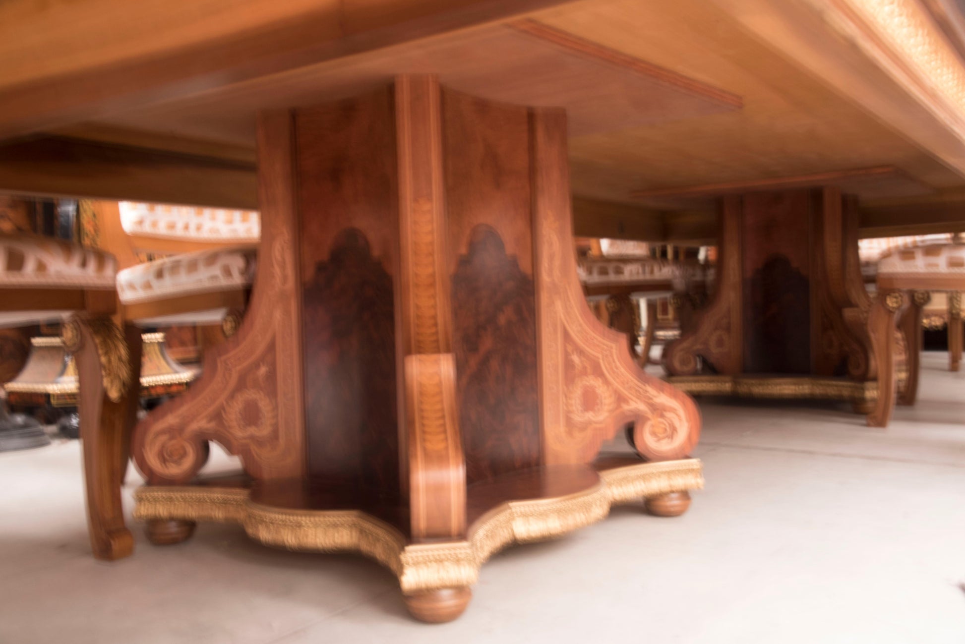 Maestuozo tavolo da pranzo francese in legno intarsiato più 10 sedie versailles