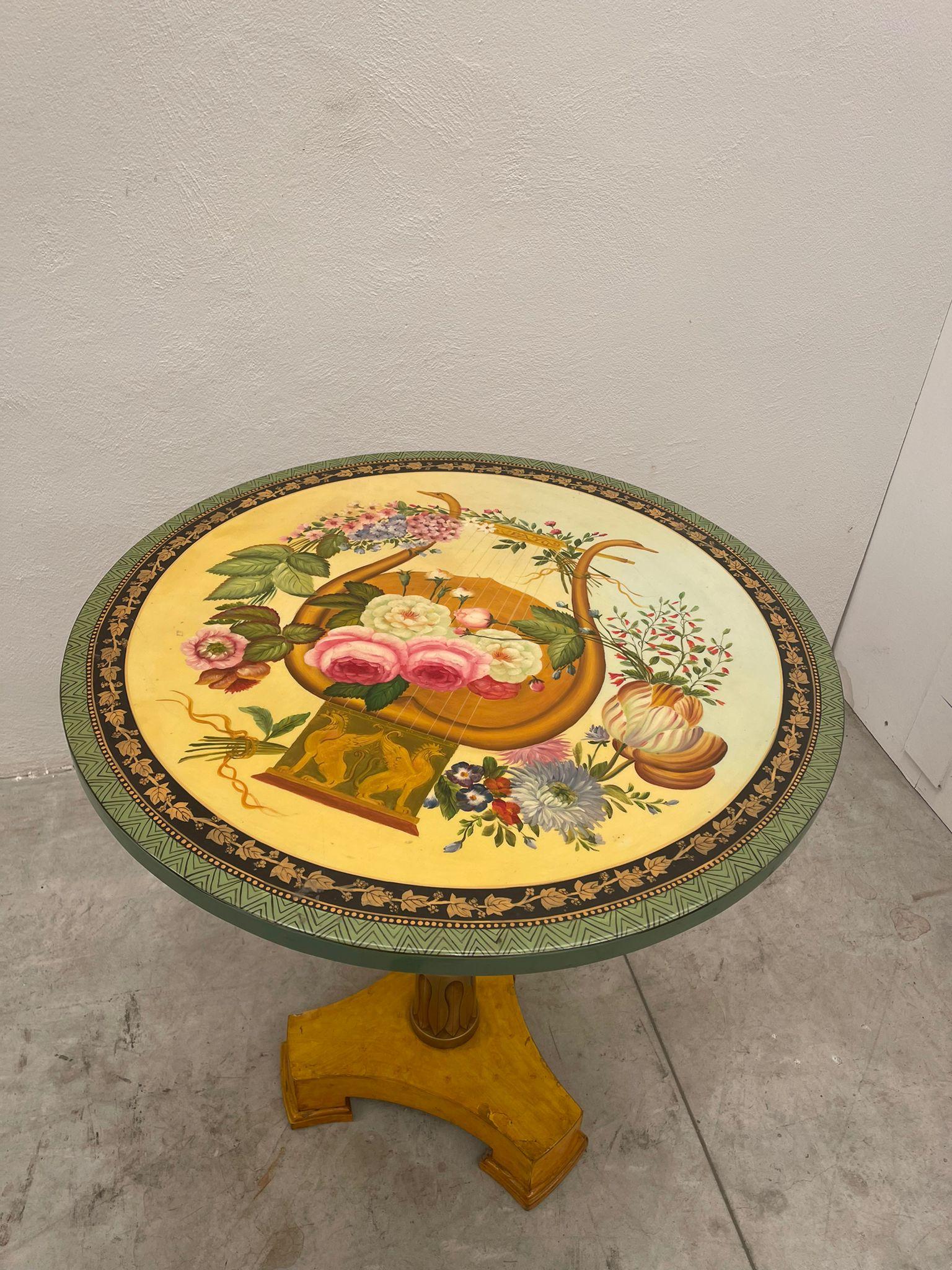 Tavolo italiano lucido con fiori