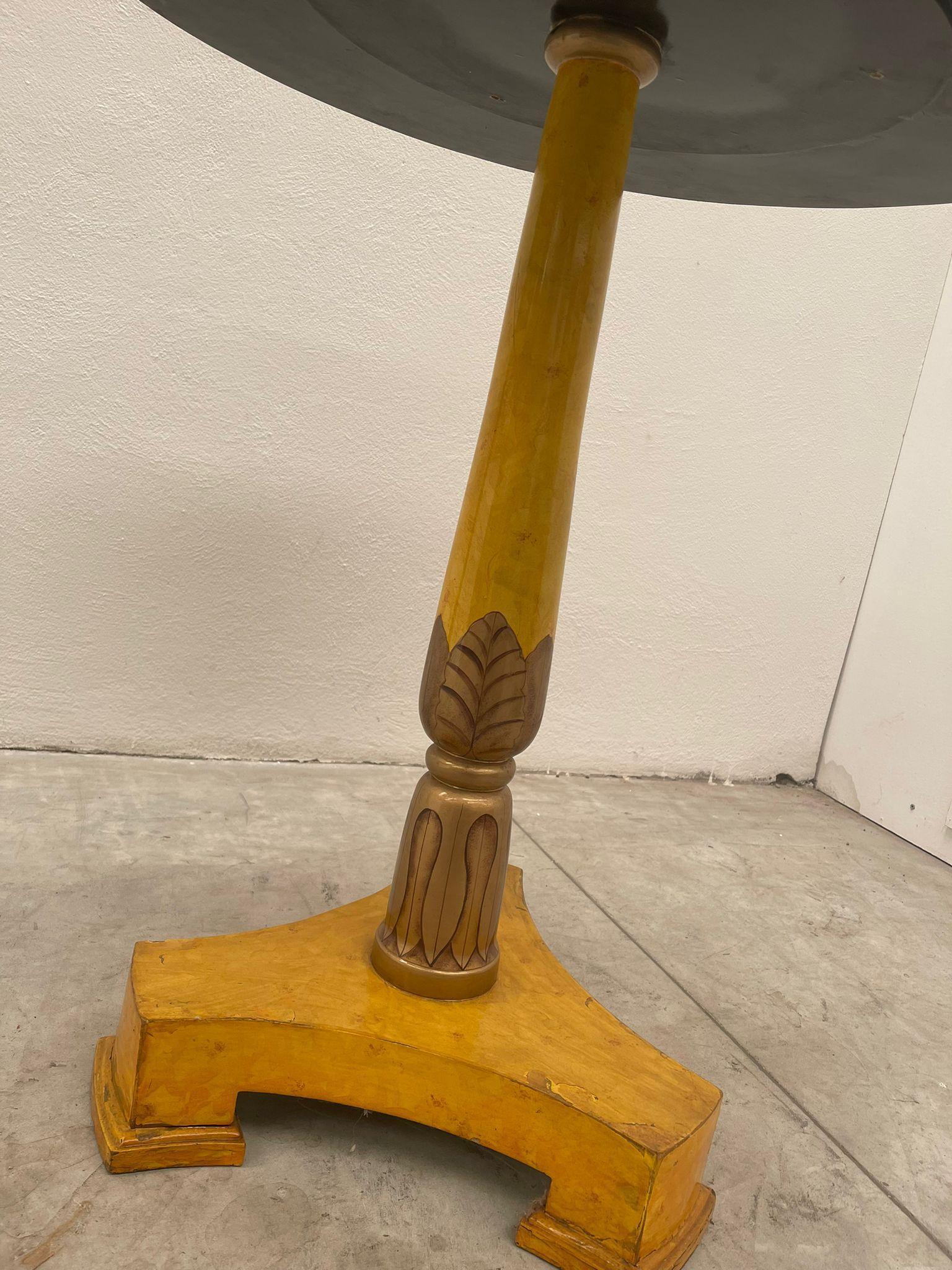 Tavolo italiano lucido con fiori