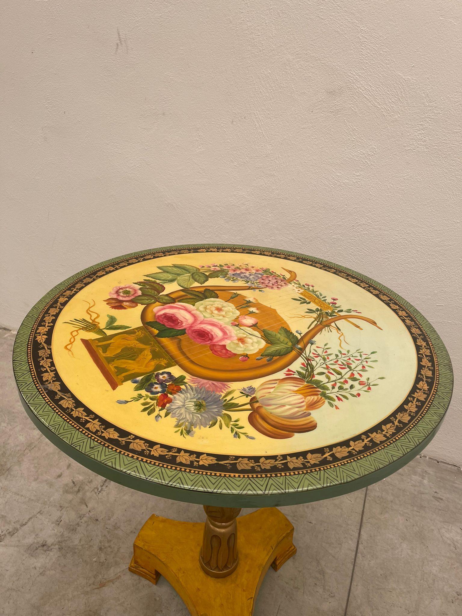 Tavolo italiano lucido con fiori