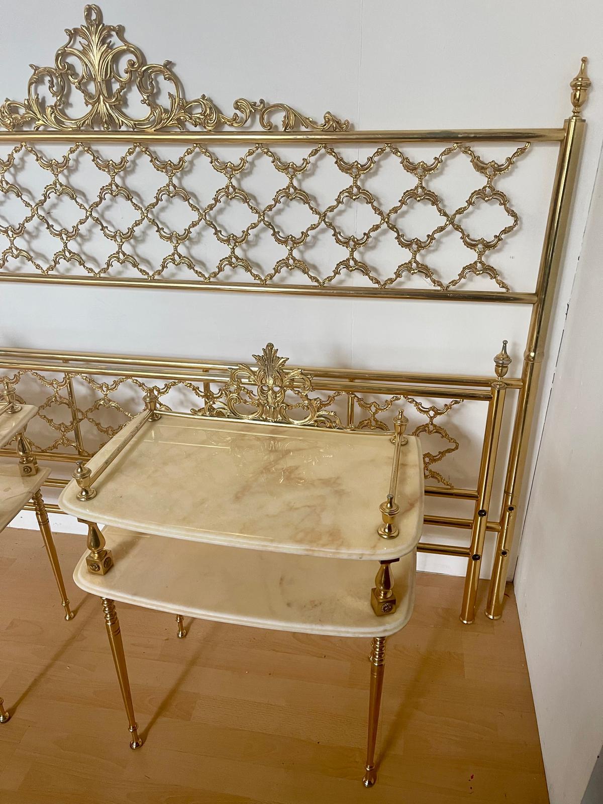 Splendido letto italiano vintage in ottone bagnato in oro zecchino più 2 comodi