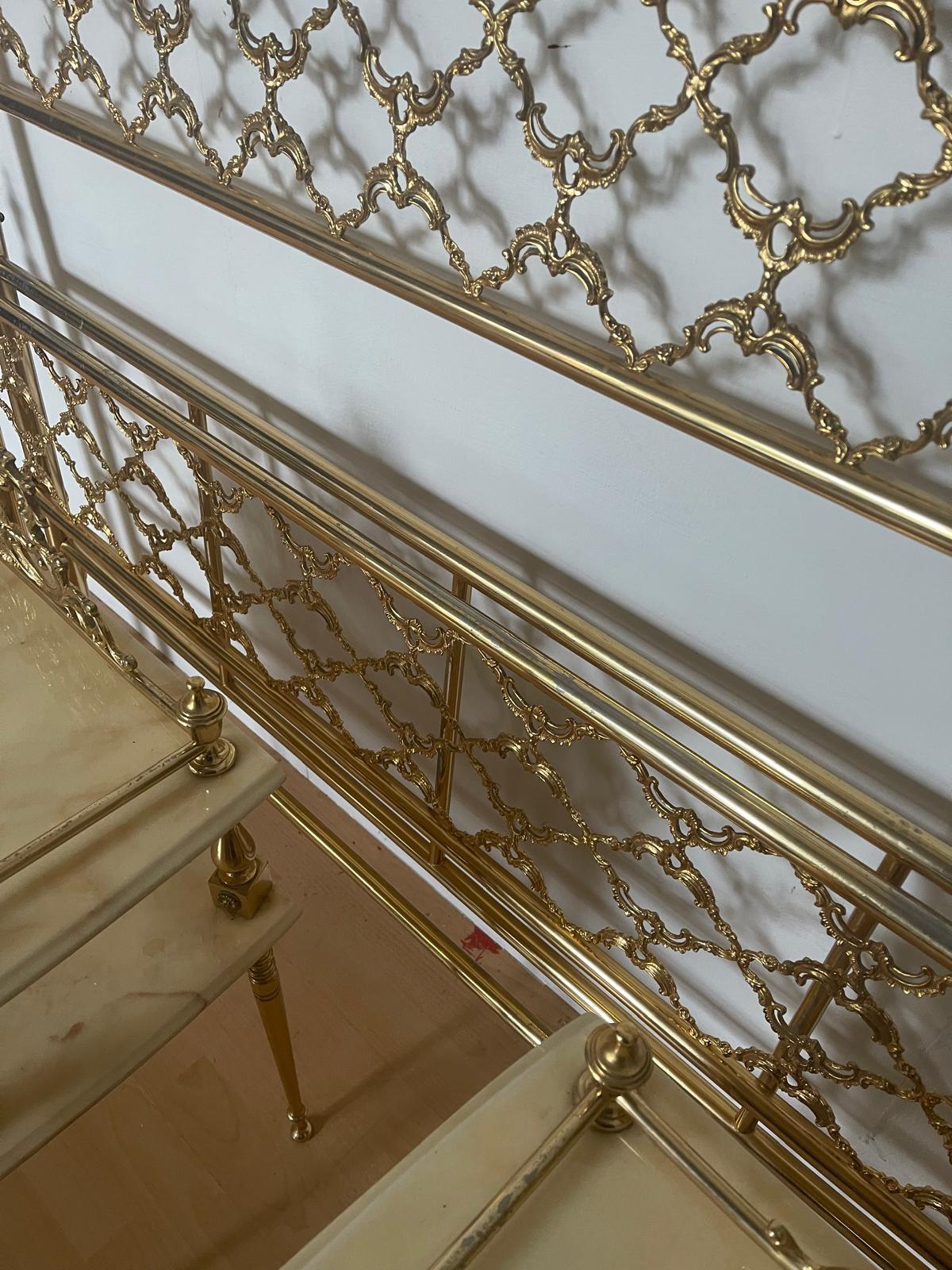 Splendido letto italiano vintage in ottone bagnato in oro zecchino più 2 comodi