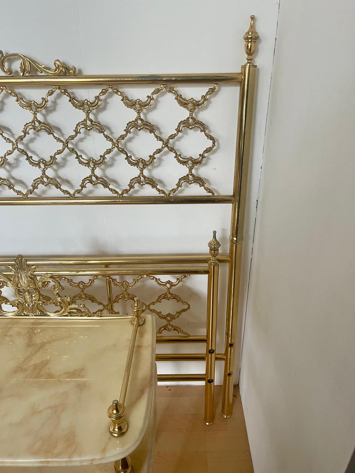 Splendido letto italiano vintage in ottone bagnato in oro zecchino più 2 comodi