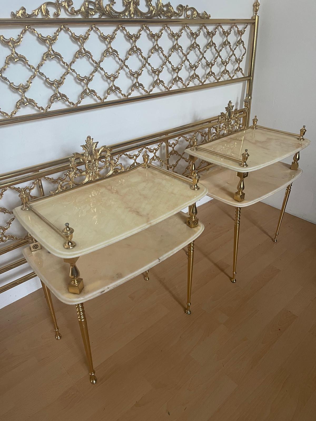 Splendido letto italiano vintage in ottone bagnato in oro zecchino più 2 comodi