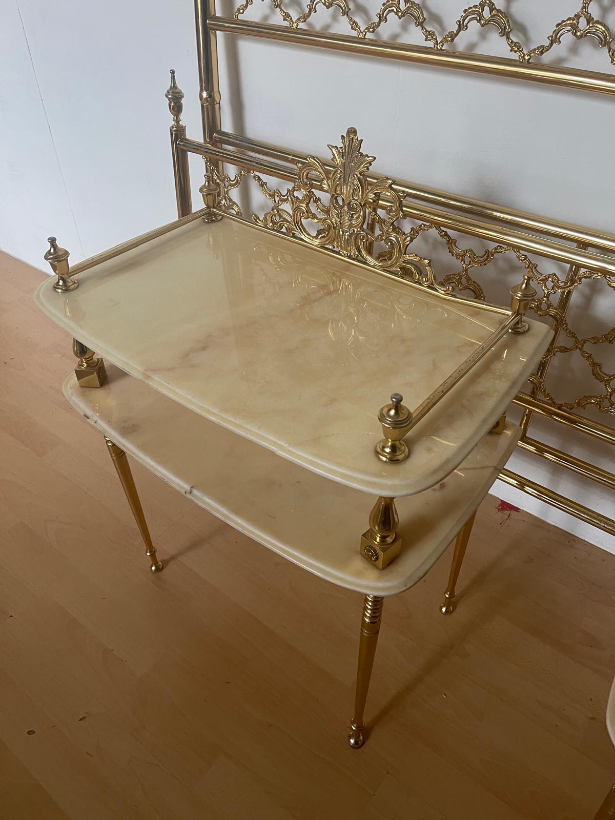 Splendido letto italiano vintage in ottone bagnato in oro zecchino più 2 comodi