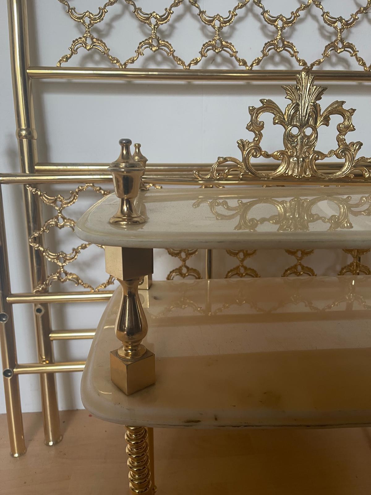 Splendido letto italiano vintage in ottone bagnato in oro zecchino più 2 comodi
