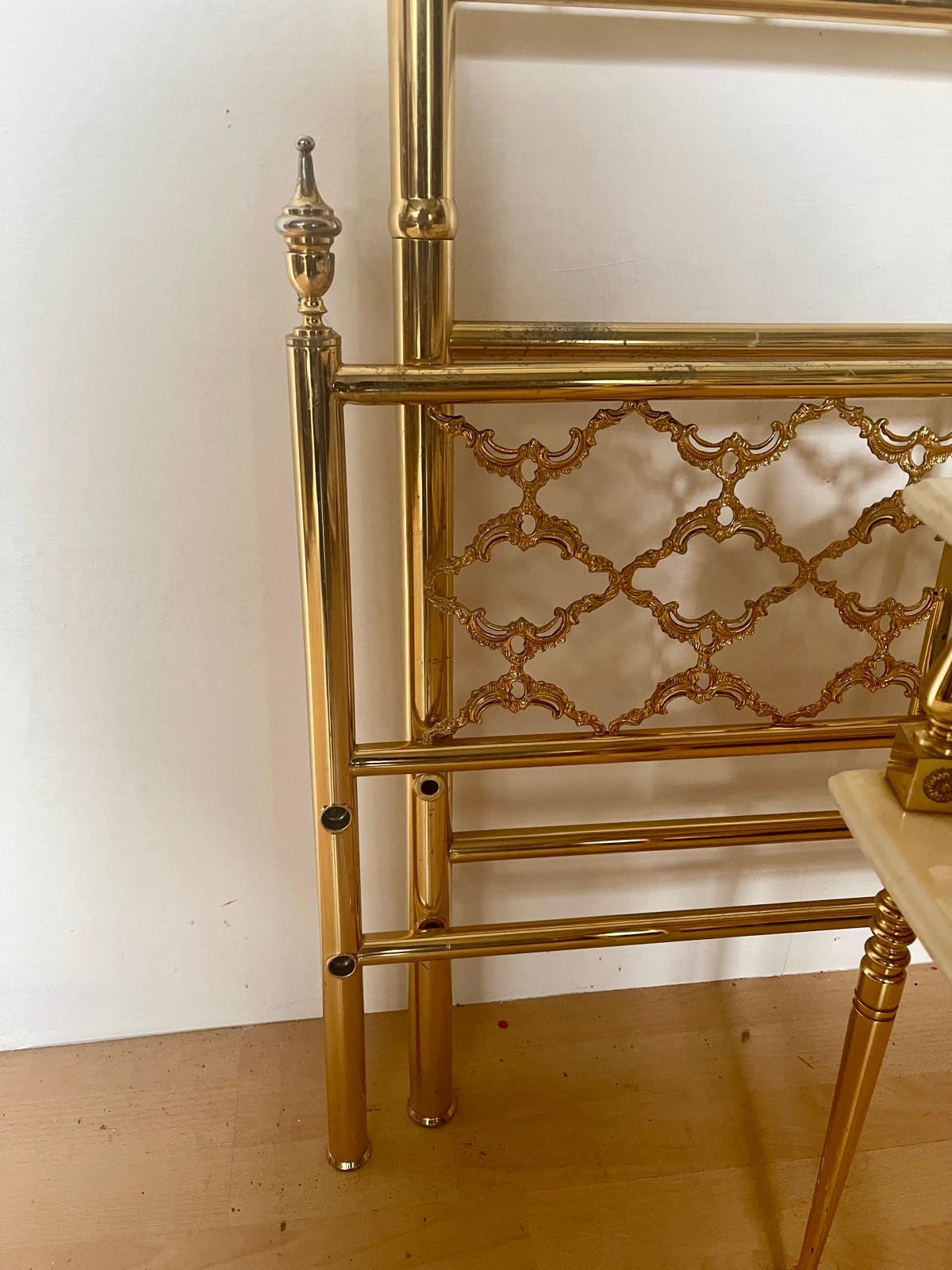 Splendido letto italiano vintage in ottone bagnato in oro zecchino più 2 comodi