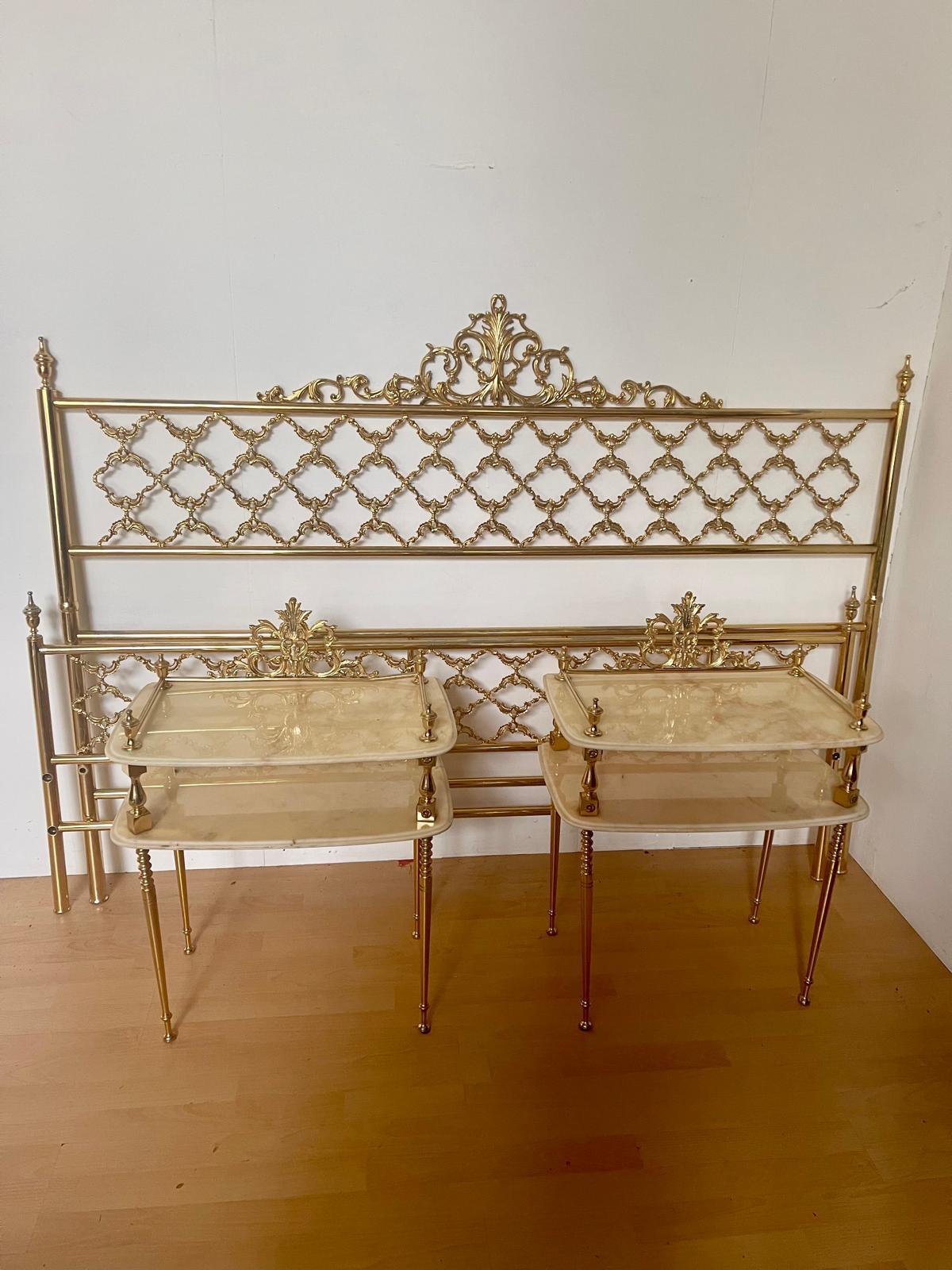 Splendido letto italiano vintage in ottone bagnato in oro zecchino più 2 comodi