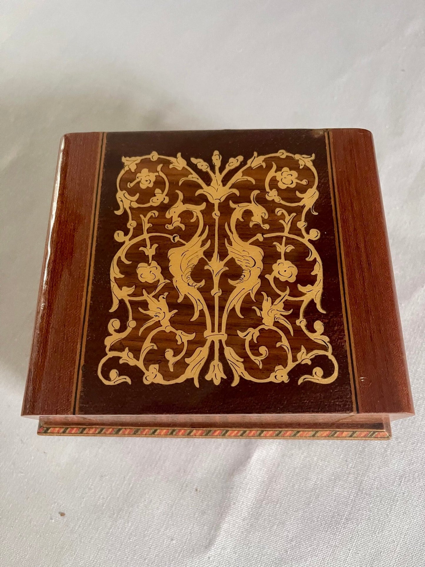 Scatola Portagioie/Musicale in Legno con Intarsi Classici
