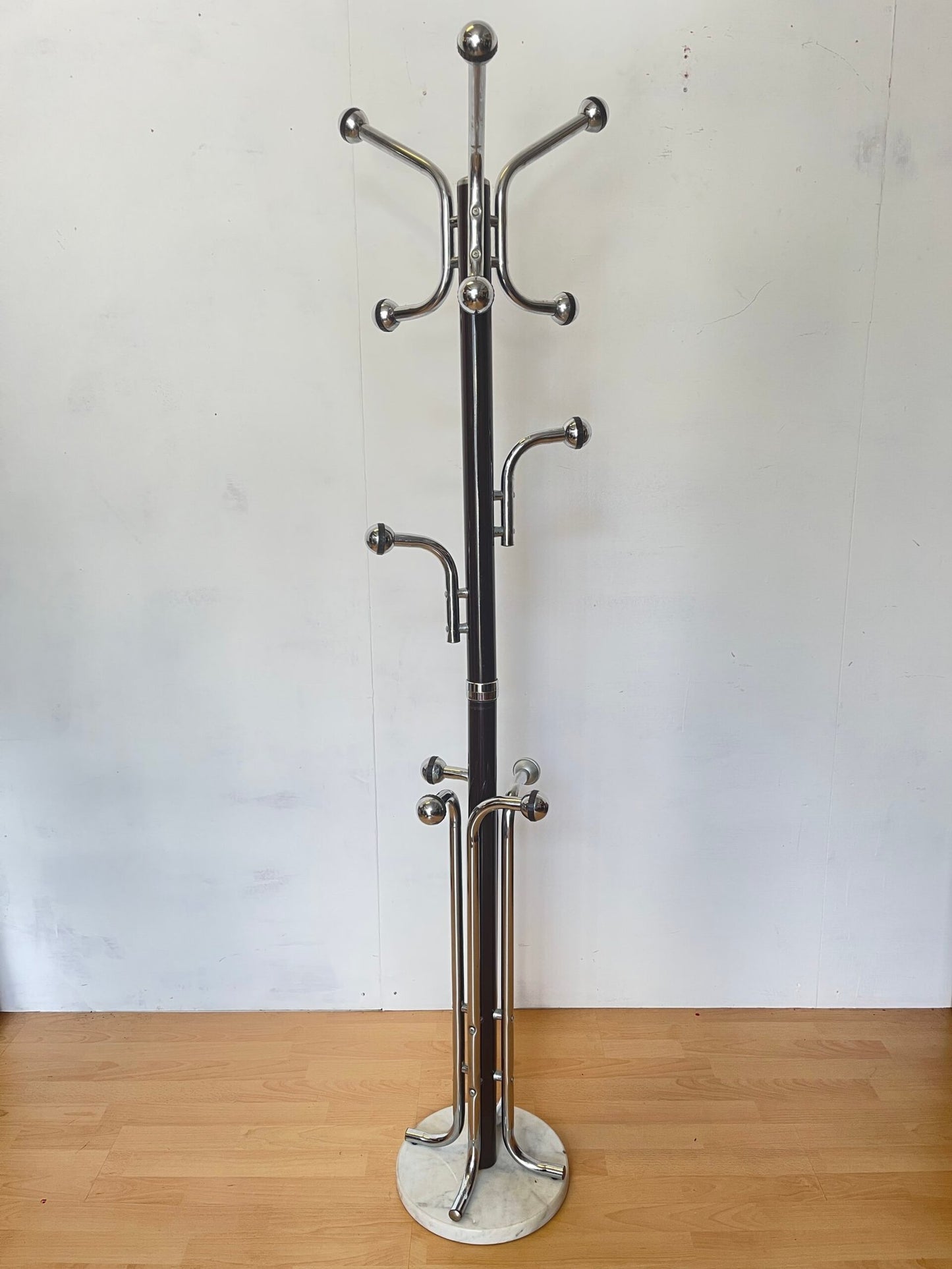 Appendiabiti in Marmo e Cromo - Design Elegante e Moderno