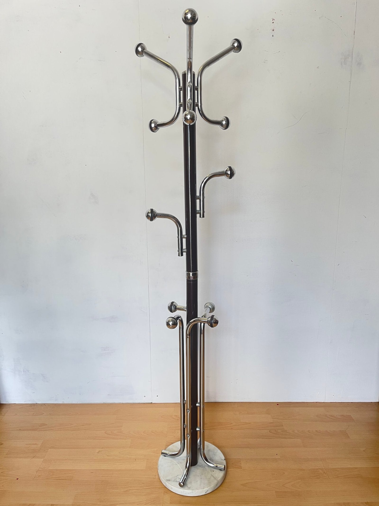 Appendiabiti in Marmo e Cromo - Design Elegante e Moderno