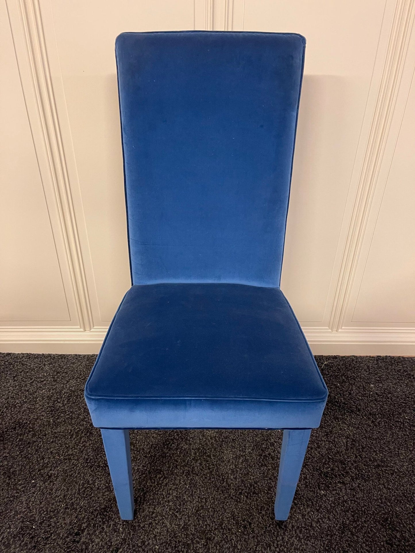 Sedia rivestita in velluto blu – stile moderno elegante