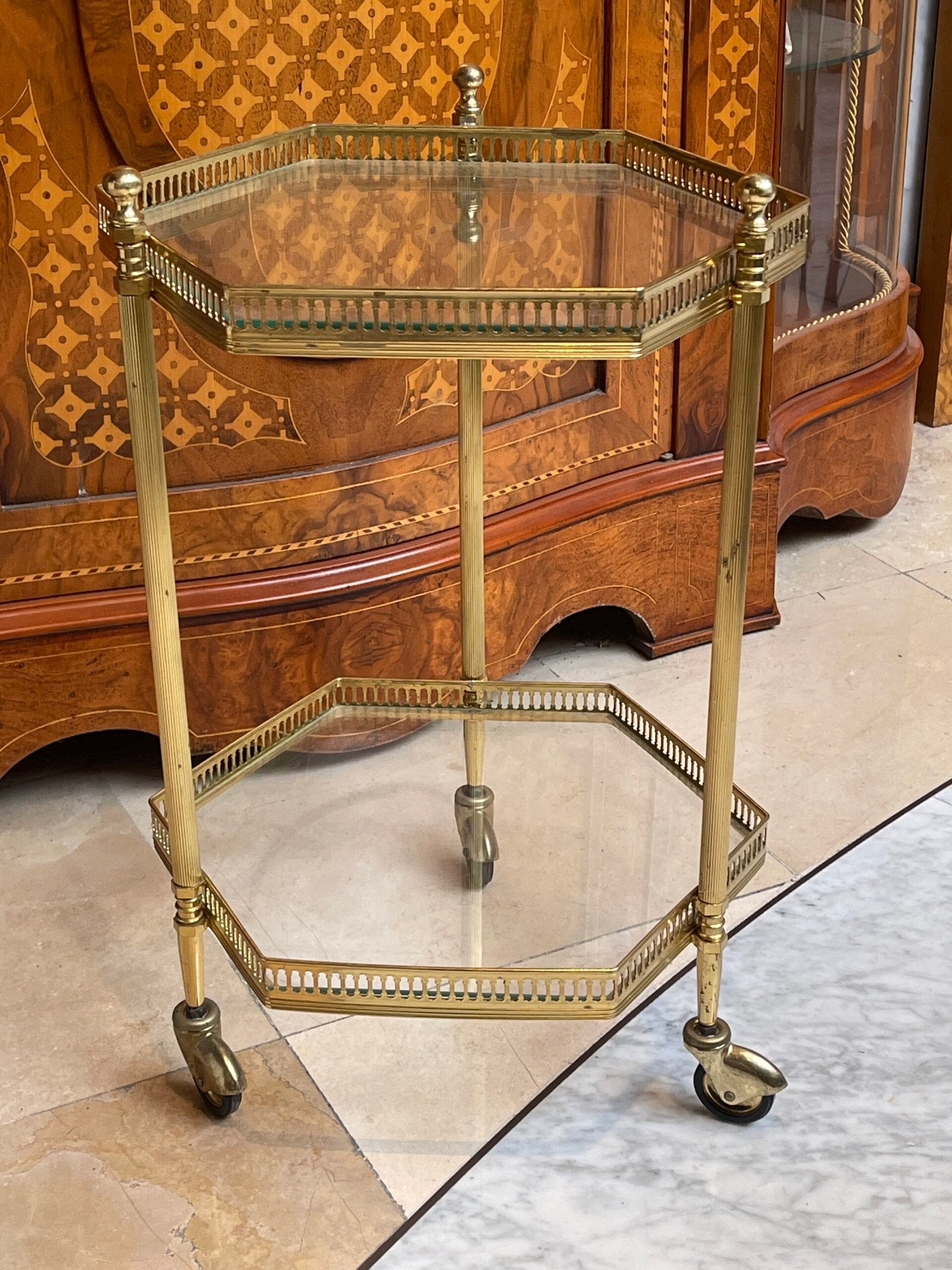 Carrello bar in stile vintage, con struttura in vetro e ottone dorato, con finitura lucida anni '80.
