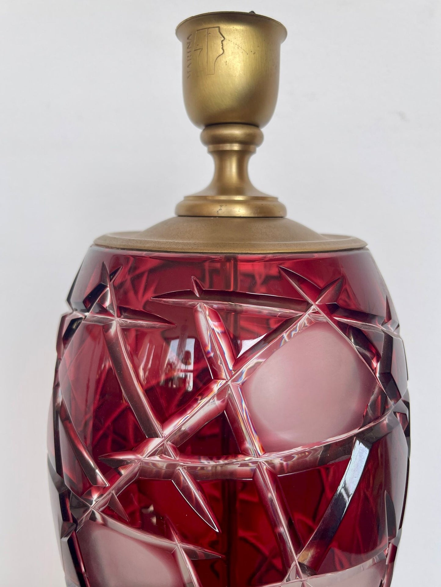 La lampada in cristallo rosso con base dorata