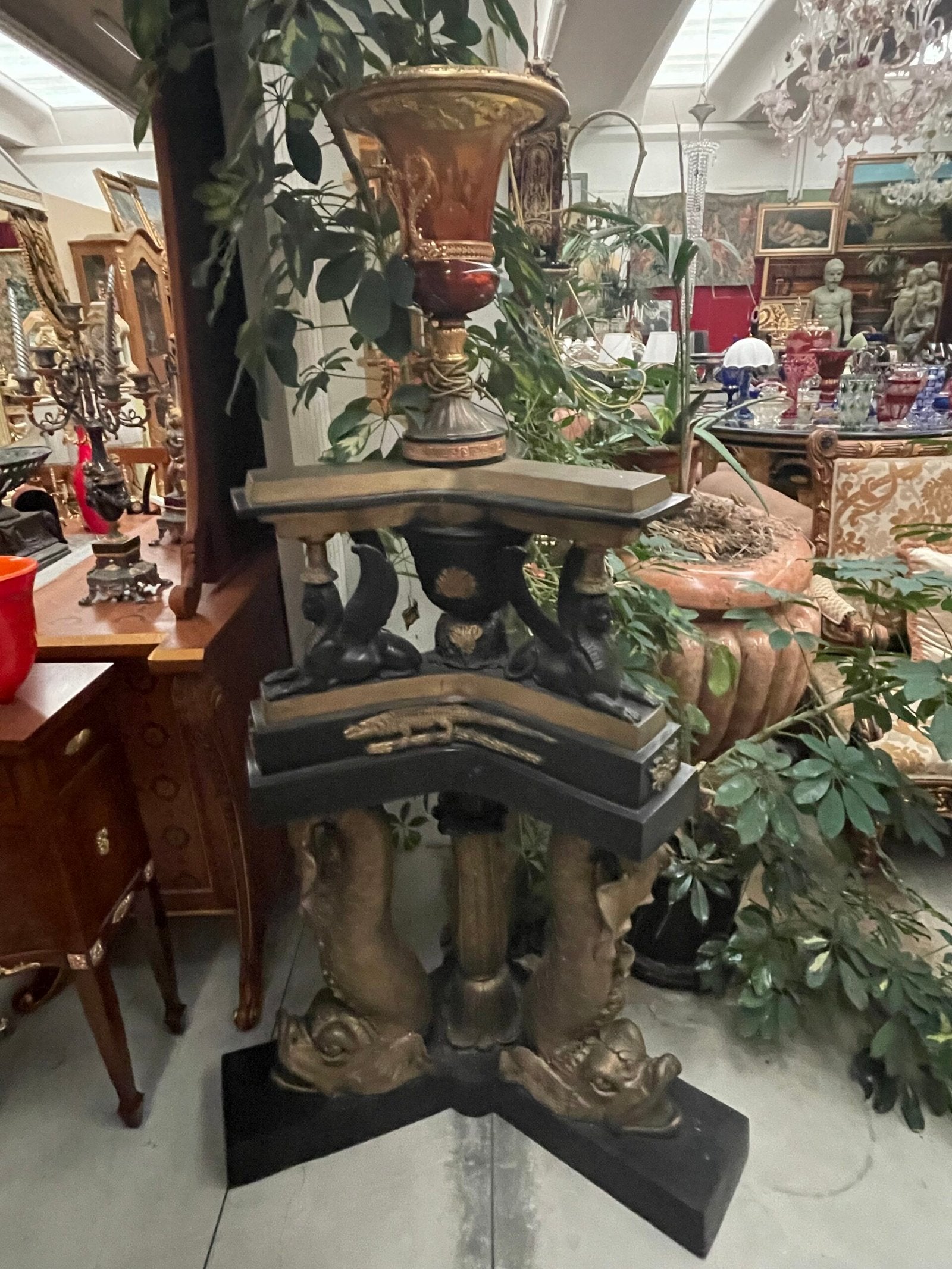 Consolle angolare neoclassica con delfini scolpiti e vaso decorativo