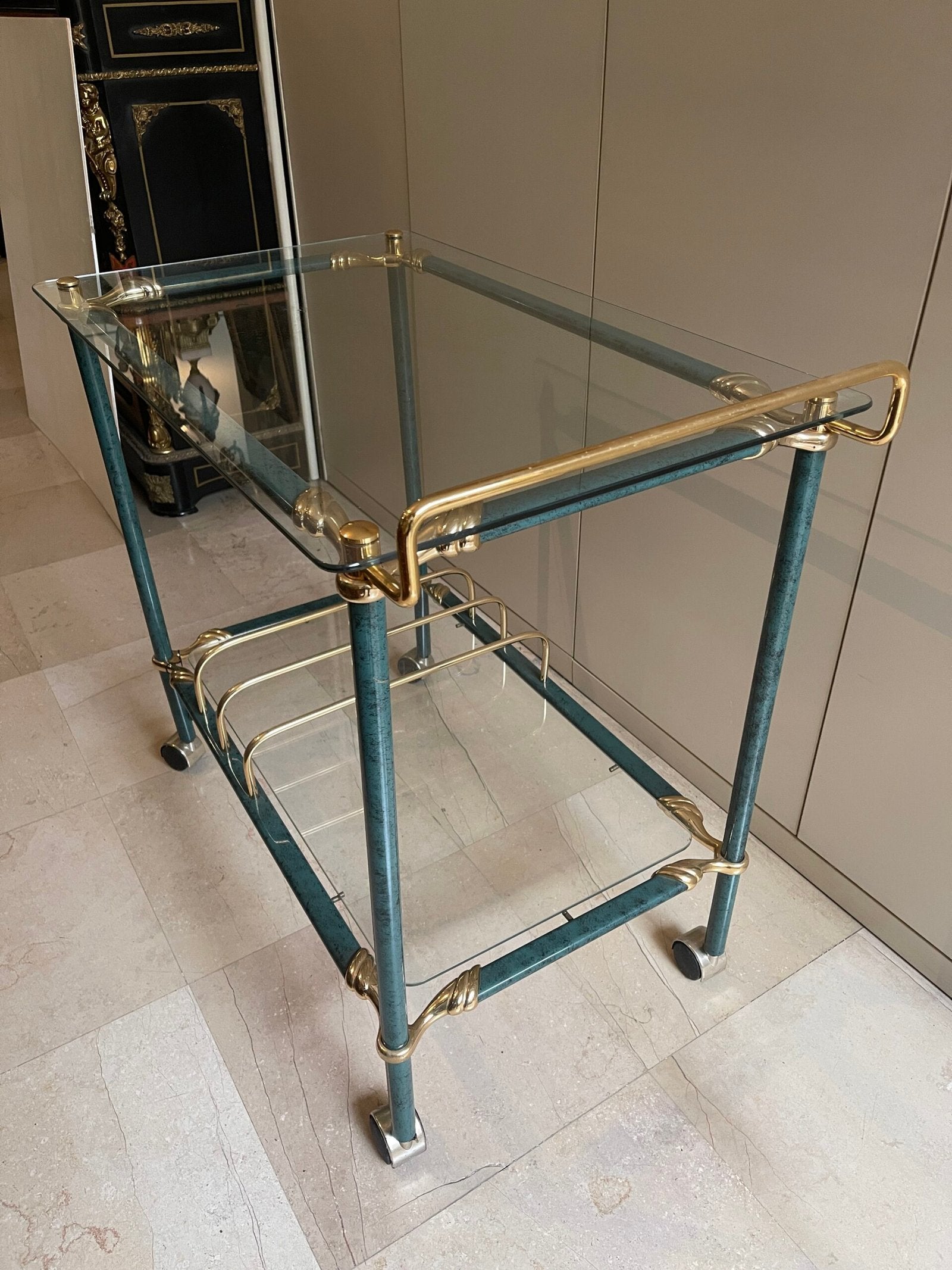 Elegante carrello da bar in stile retro unisce funzionalità e design sofisticato.