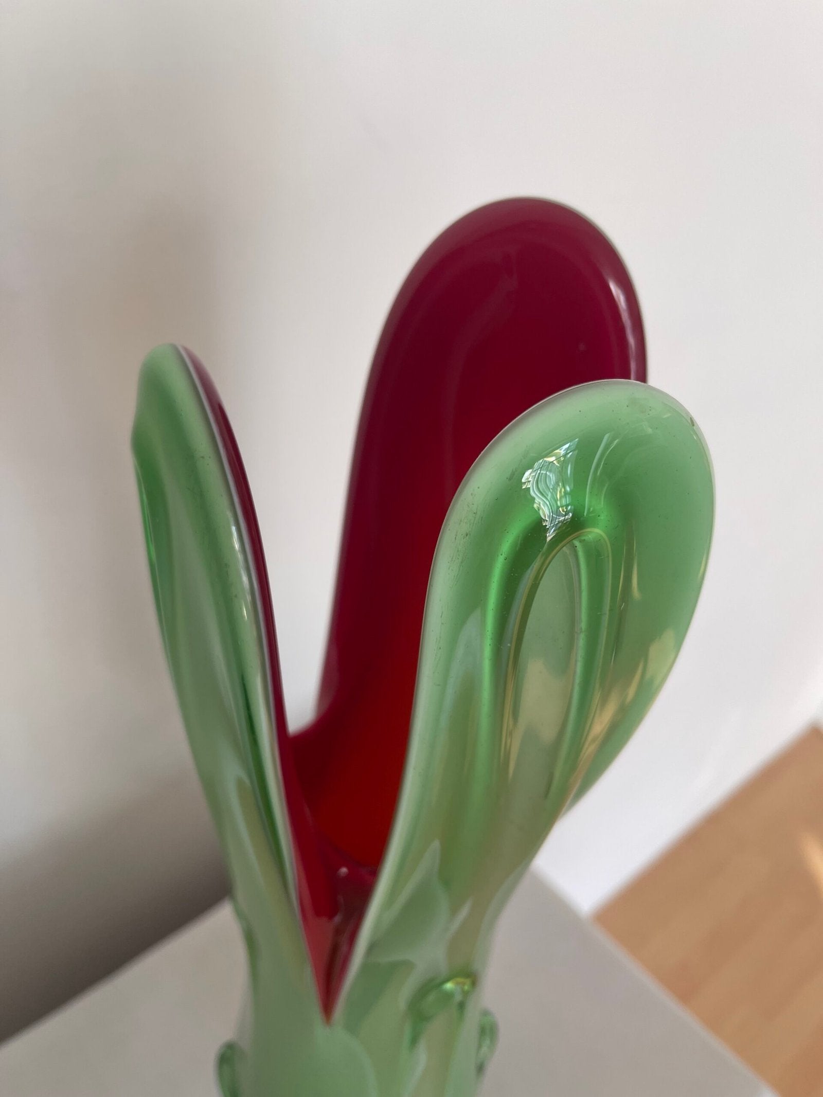 Vaso Decorativo in Vetro Verde e Rosso con Base Cromata