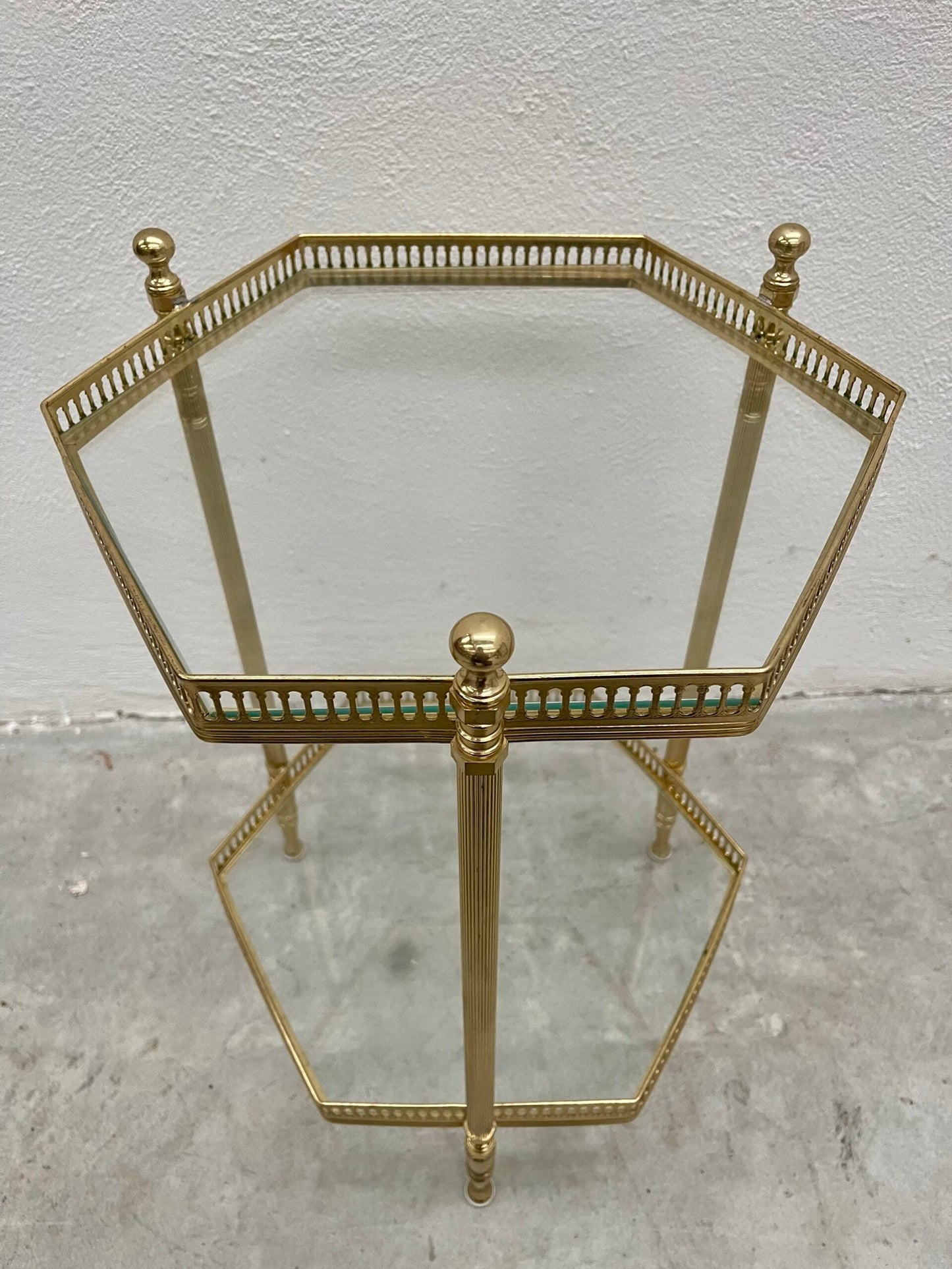 Tavolino esagonale in ottone e vetro, due ripiani