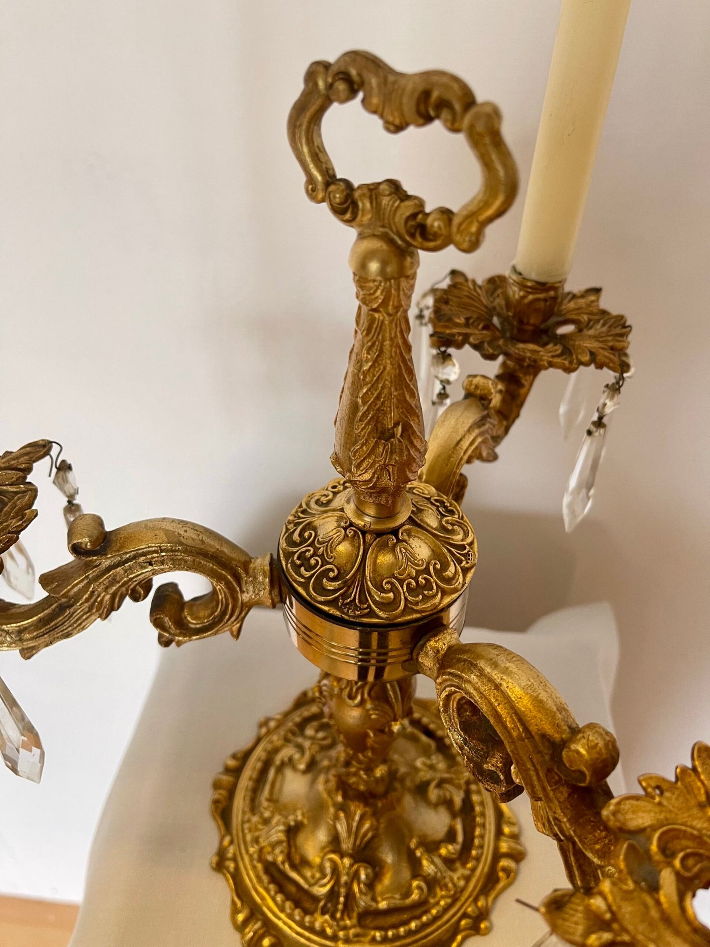 Candelabro in bronzo dorato con pendagli in cristallo