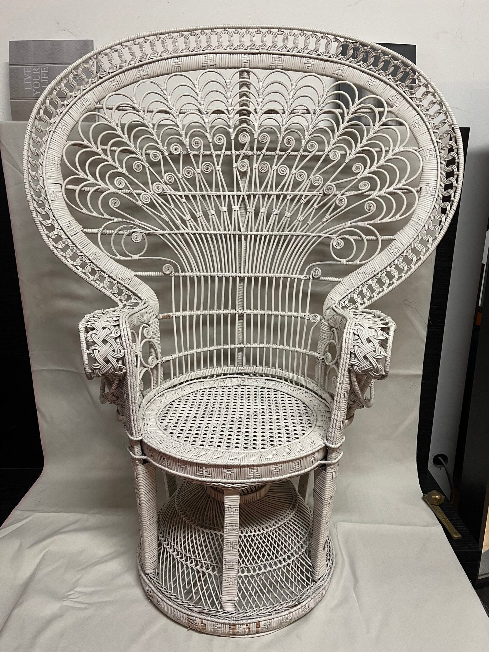 Elegante Poltrona "Pavone" in Rattan Bianco