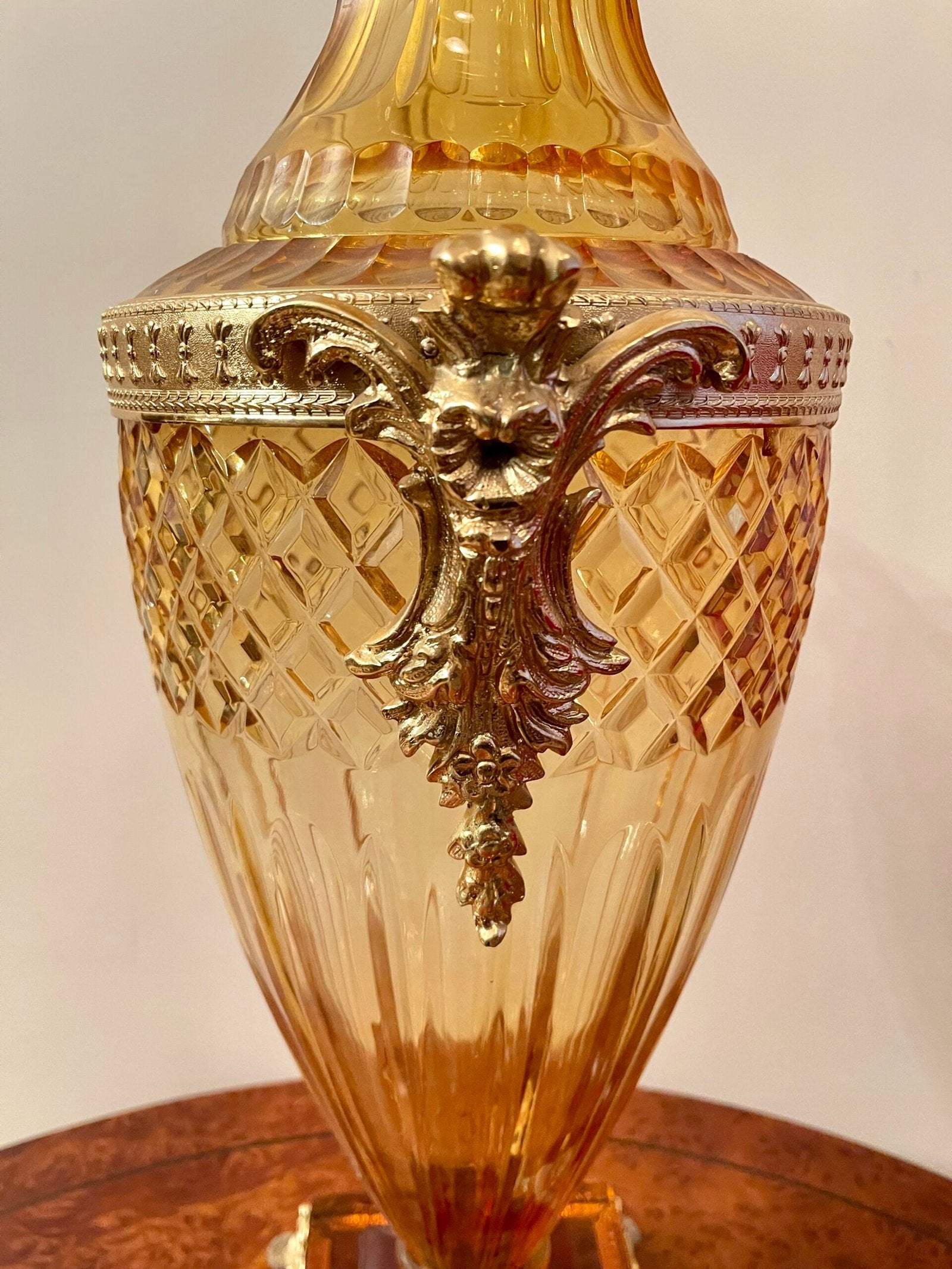 Vaso in cristallo ambra con decorazioni dorate – design elegante