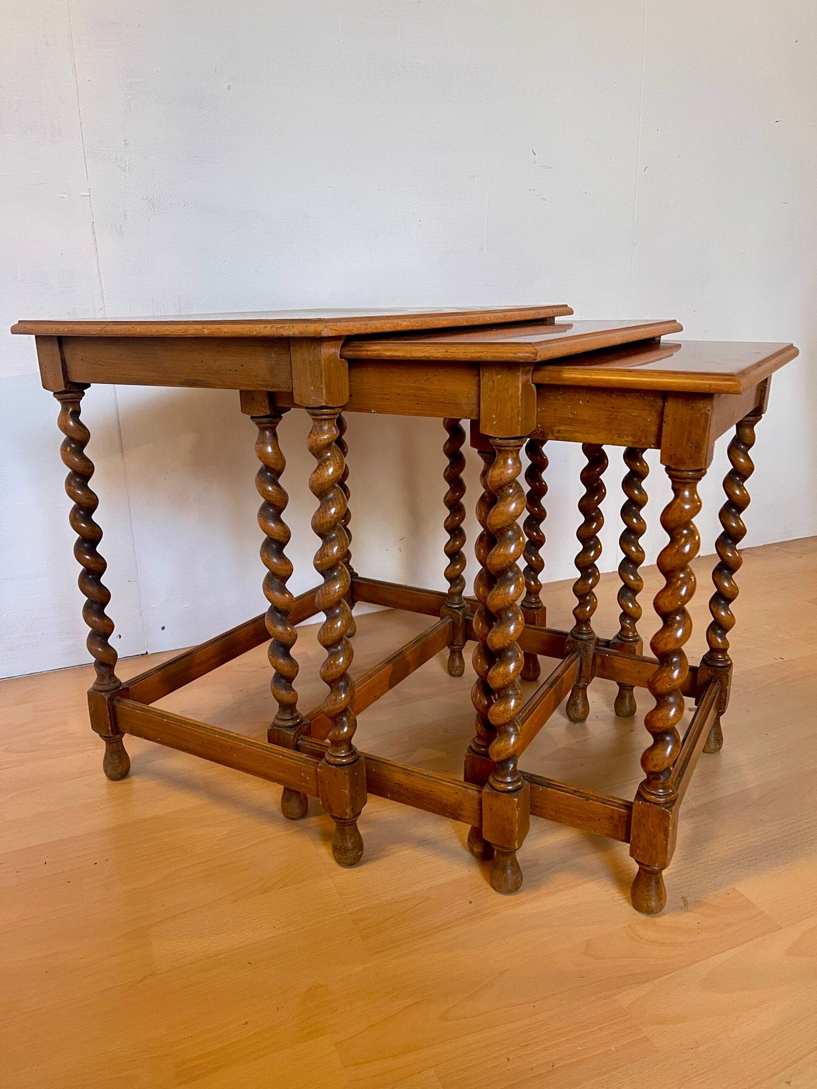 Set di Tavolini a Scomparsa in Legno – Gambe Tornite a Spirale