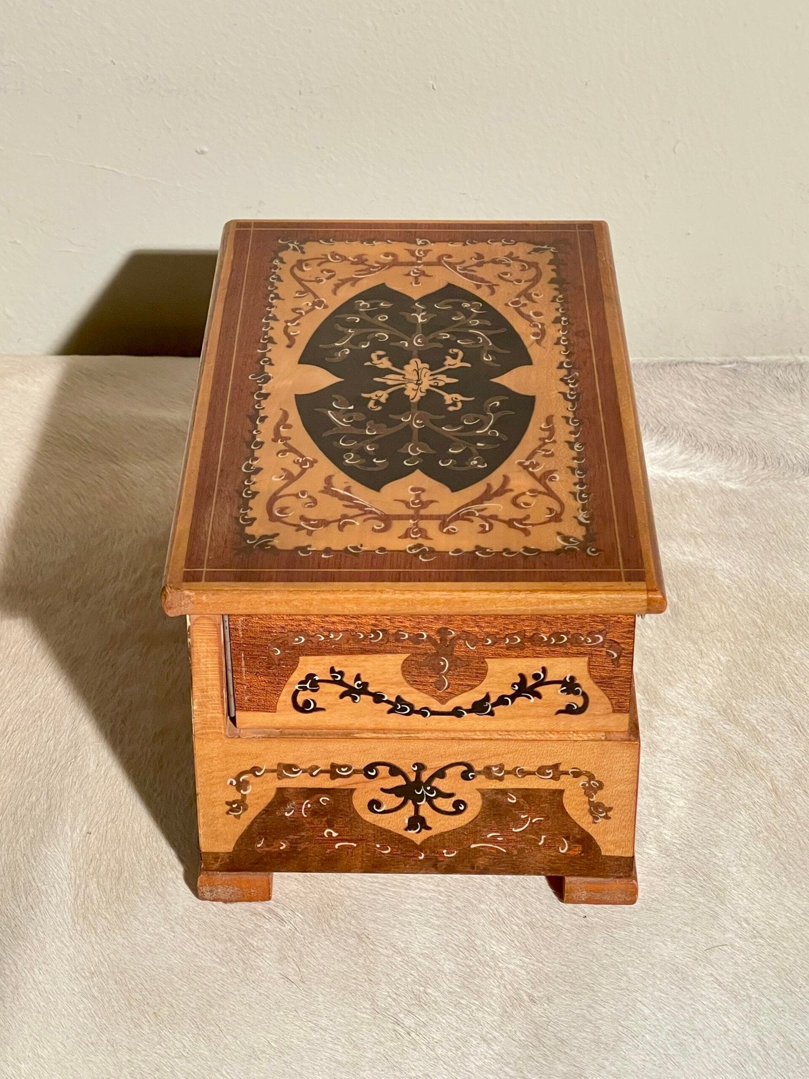 Scrigno delle Meraviglie in Legno Intarsiato anni '90