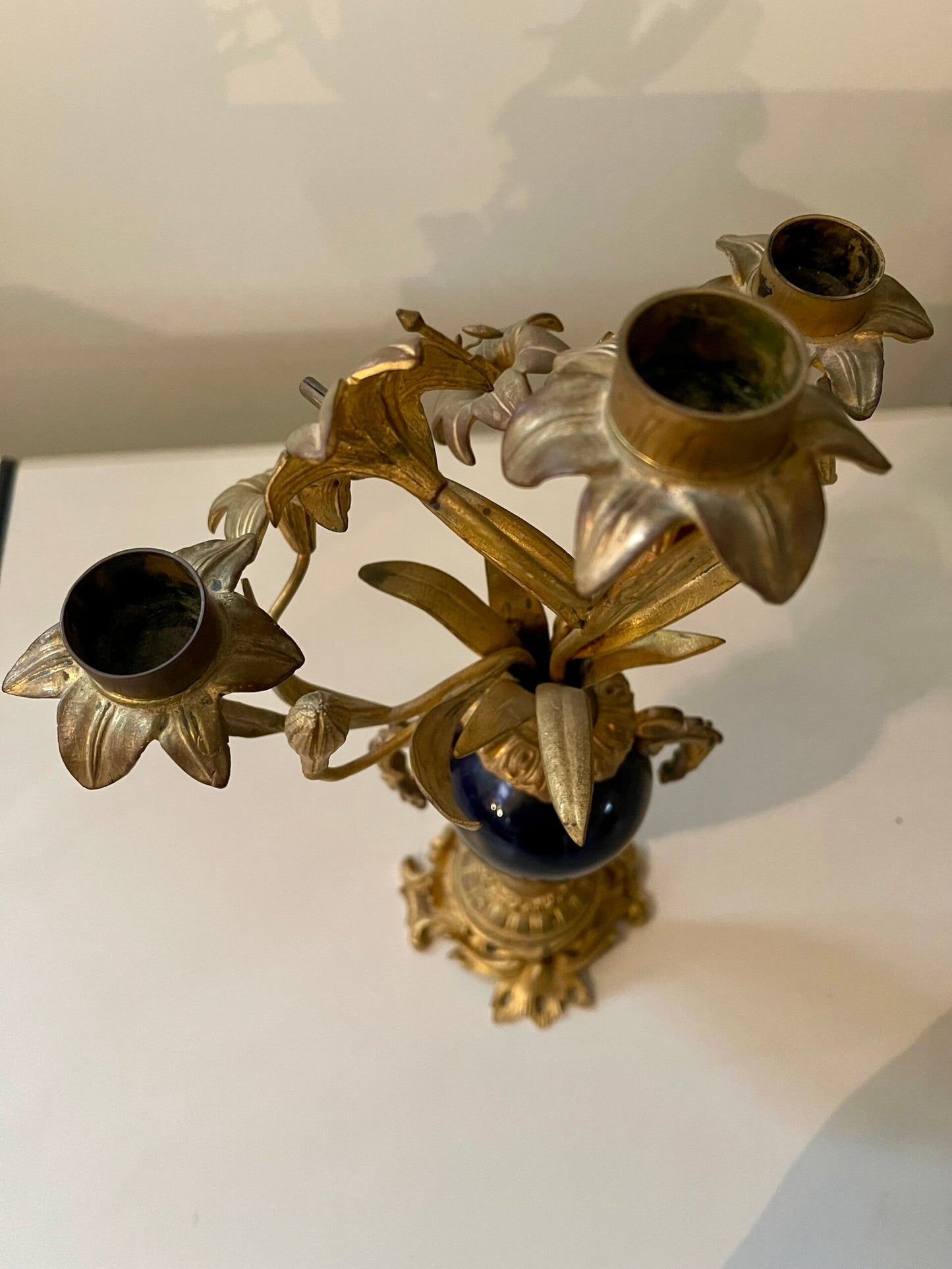 Candelabro decorativo a 3 luci in bronzo dorato con vaso in ceramica blu