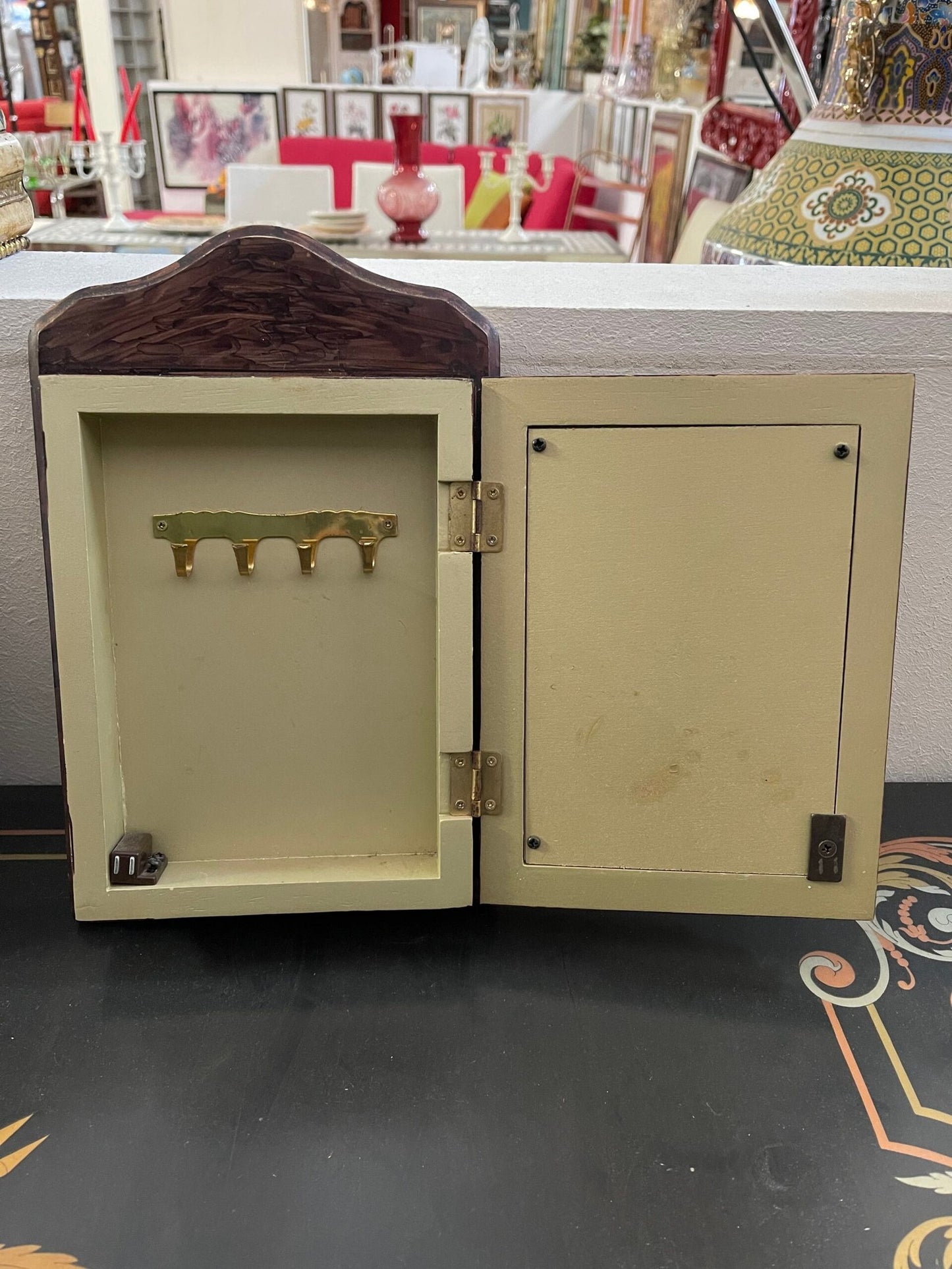 Quadro tridimensionale con decorazioni floreali.