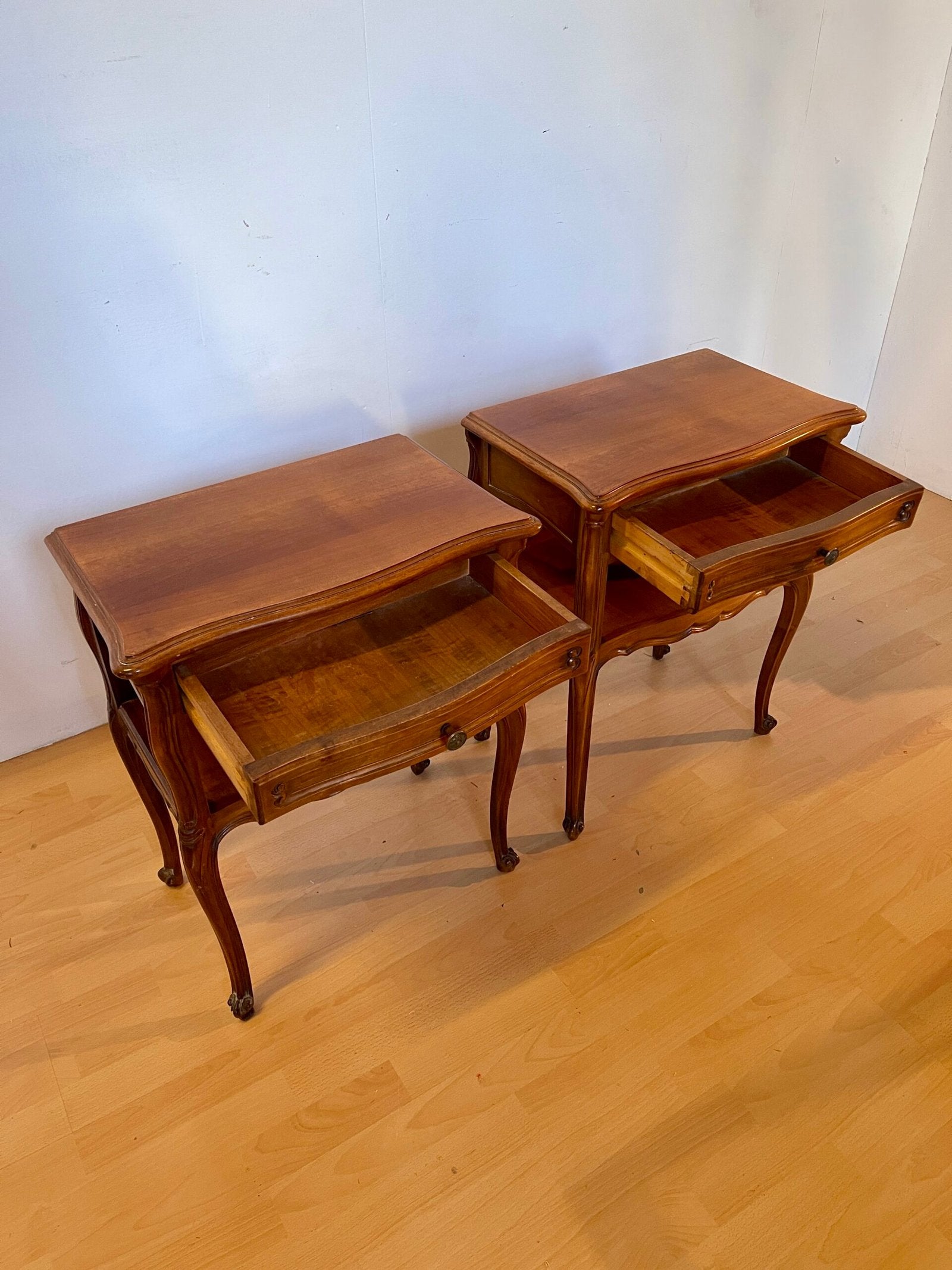 Coppia di comodini vintage in legno massello - stile classico