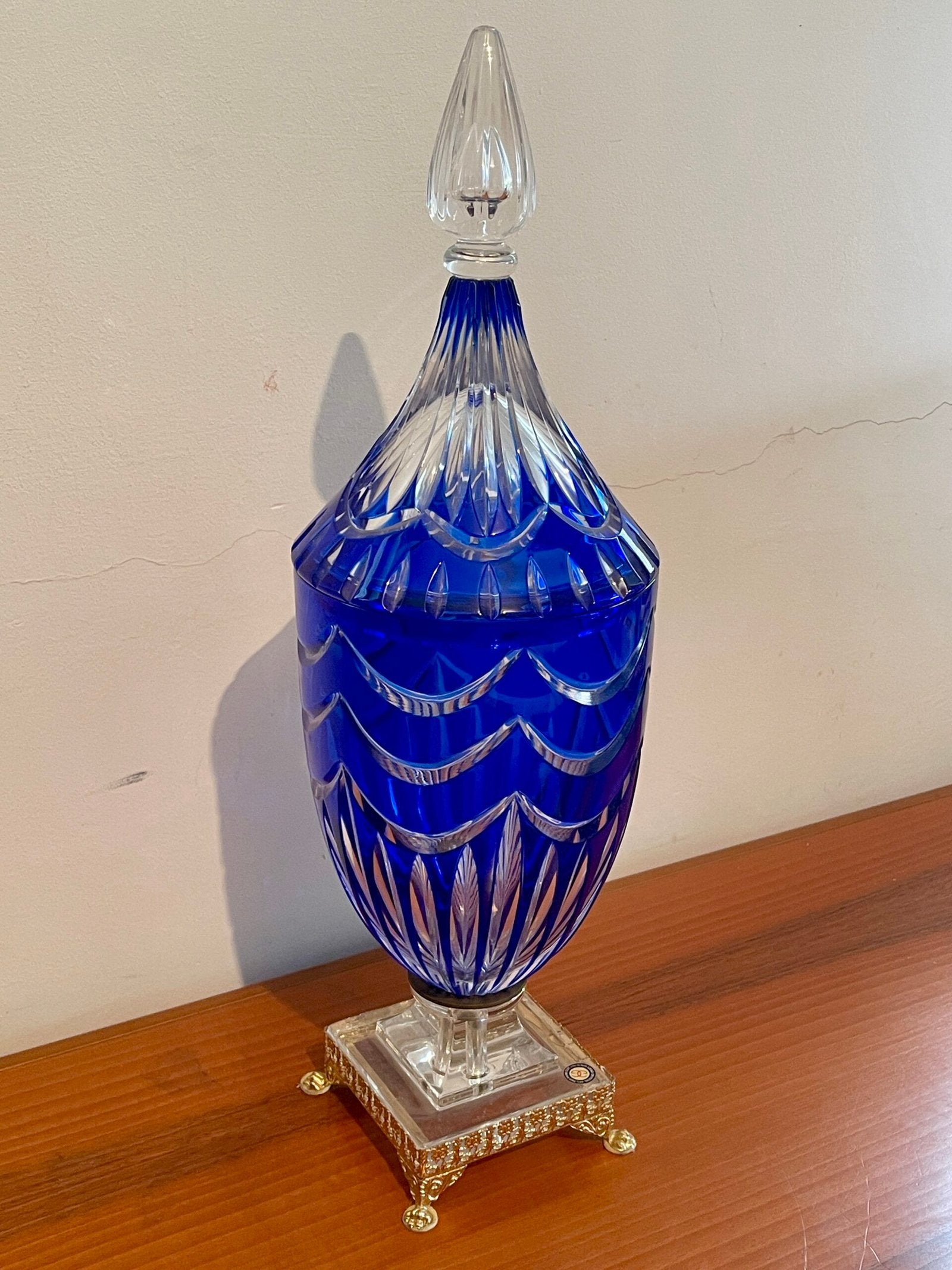 Vaso in Cristallo Blu con Motivo a Onde e Base Dorata