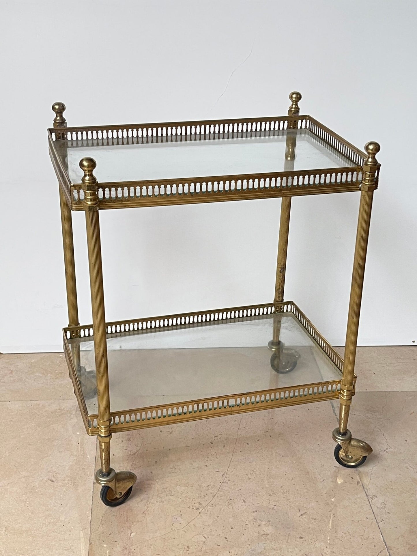 Carrello da bar in ottone dorato di design elegante italiano in struttura in ottone, finemente lavorata, anni 90