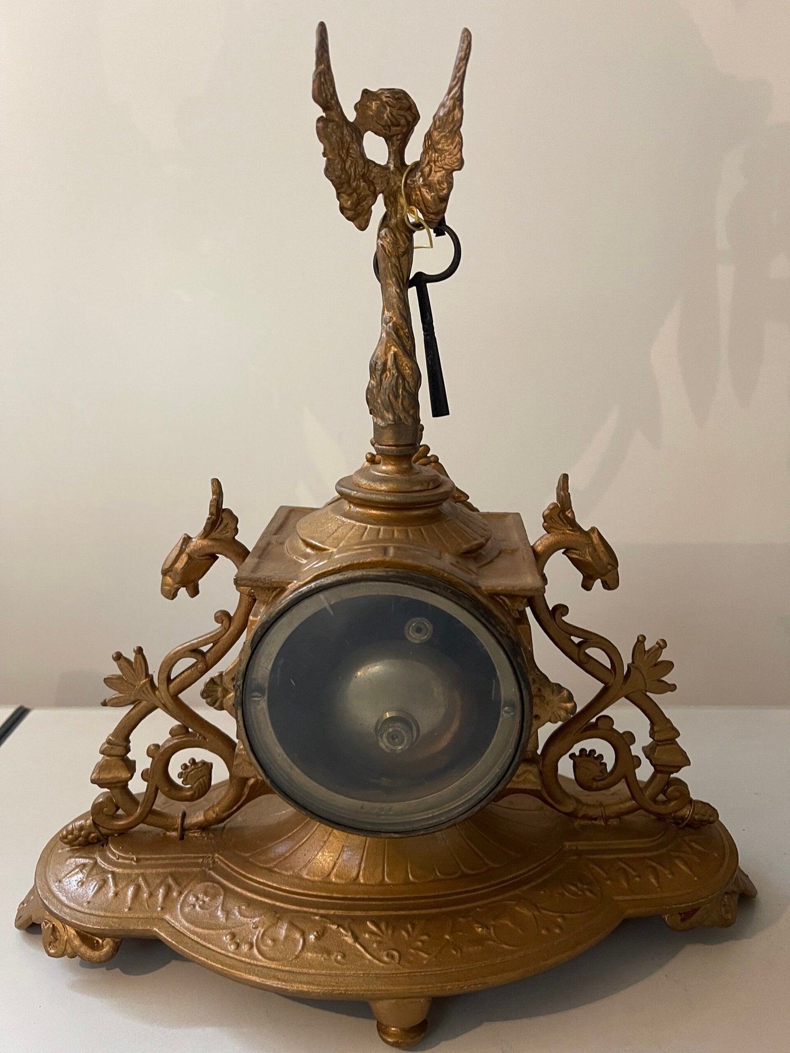 Raffinato Orologio da Tavolo con Figura Alata