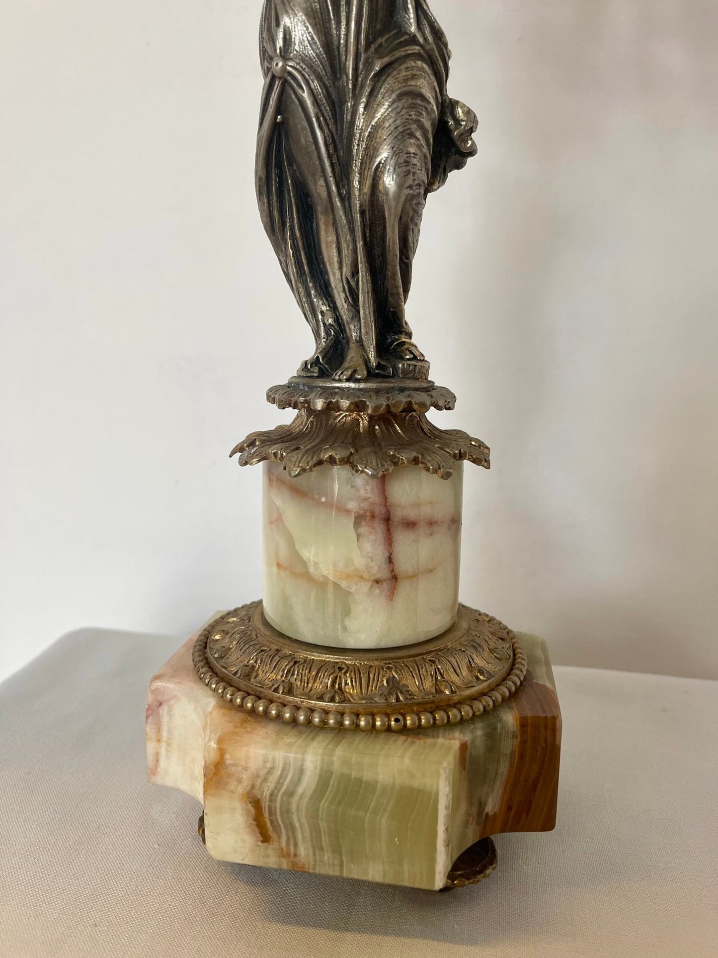 Candelabro a cinque fiamme con figura femminile in stile classico