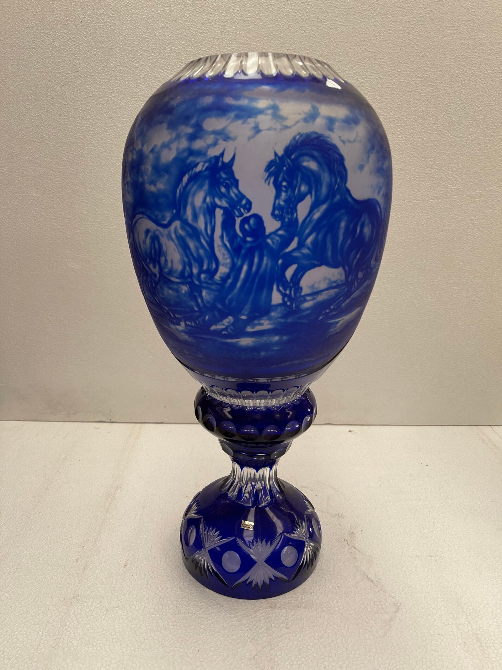 Vaso in cristallo molato blu cobalto con incisioni figurative