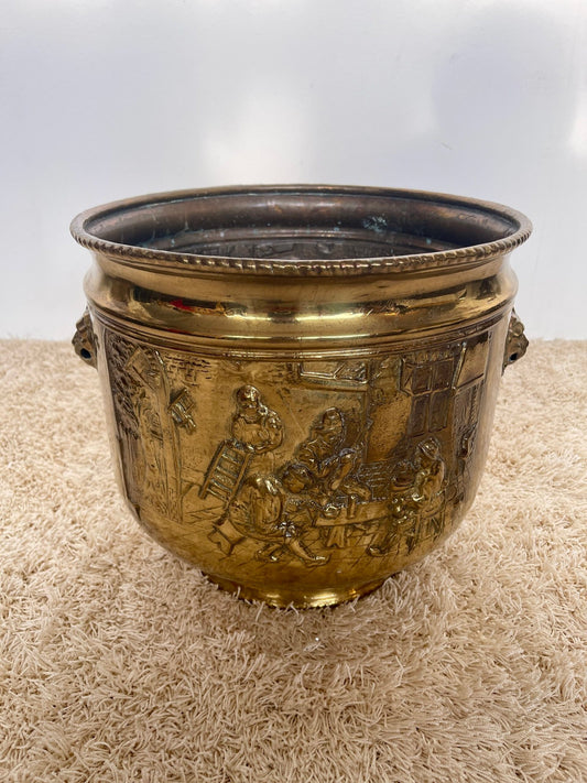 Raffinato Portavaso in Ottone Cesellato – Stile Antico con Decori a Rilievo
