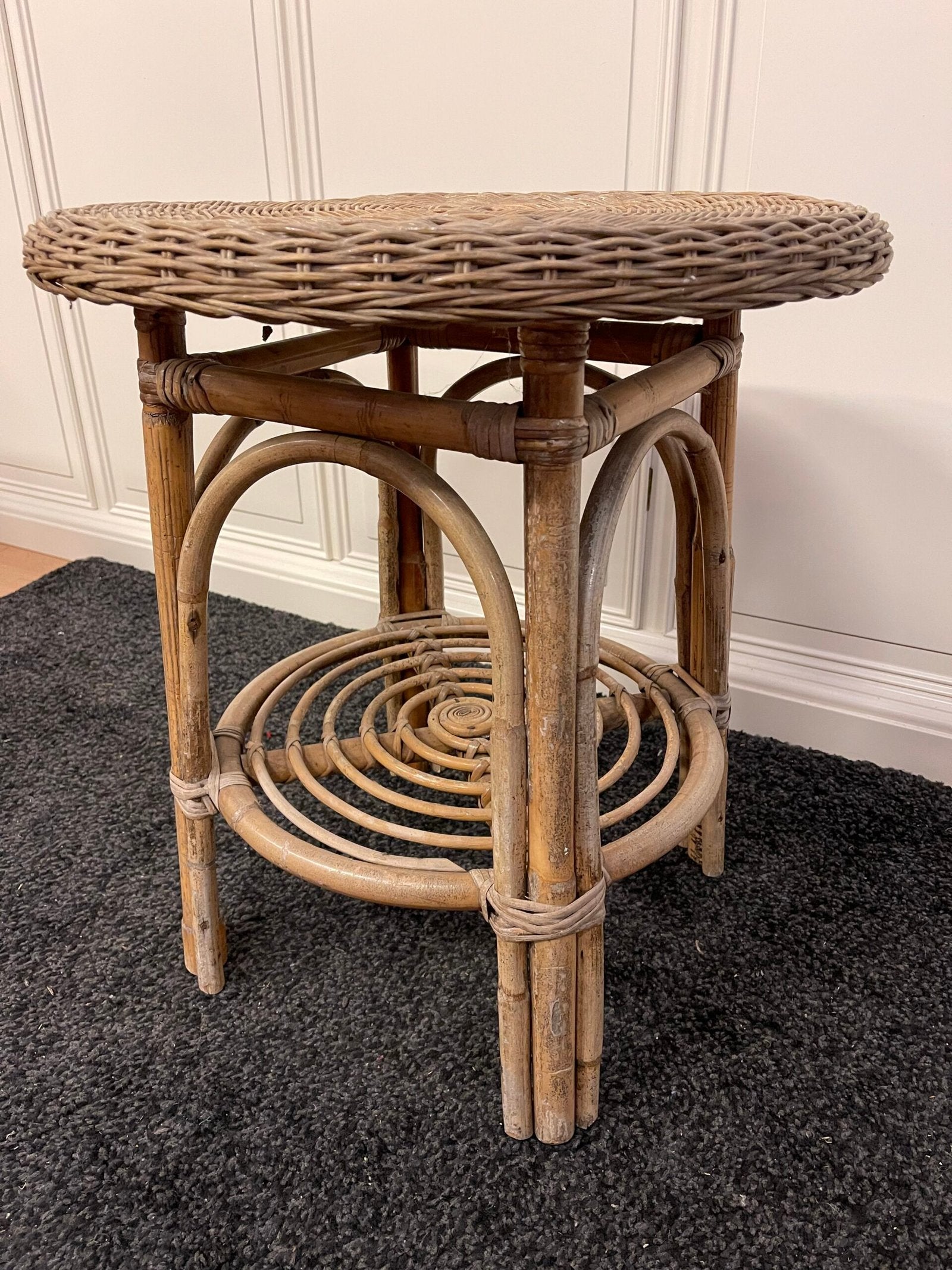 Tavolino / sgabello vintage in rattan intrecciato