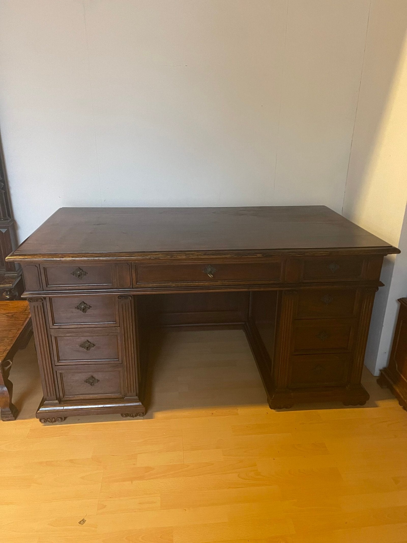 Scrivania classica in legno massello