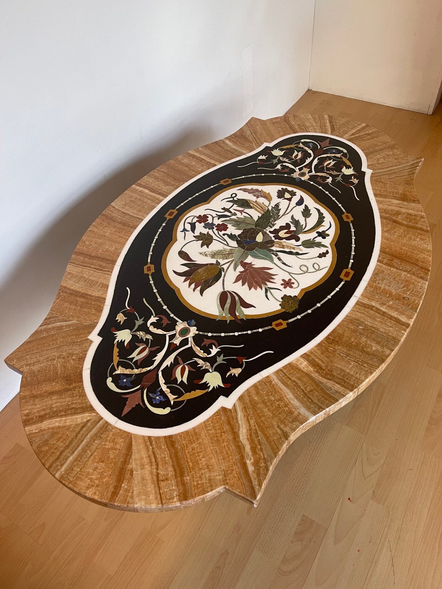 Tavolo esotico con base scolpita e piano in marmo intarsiato