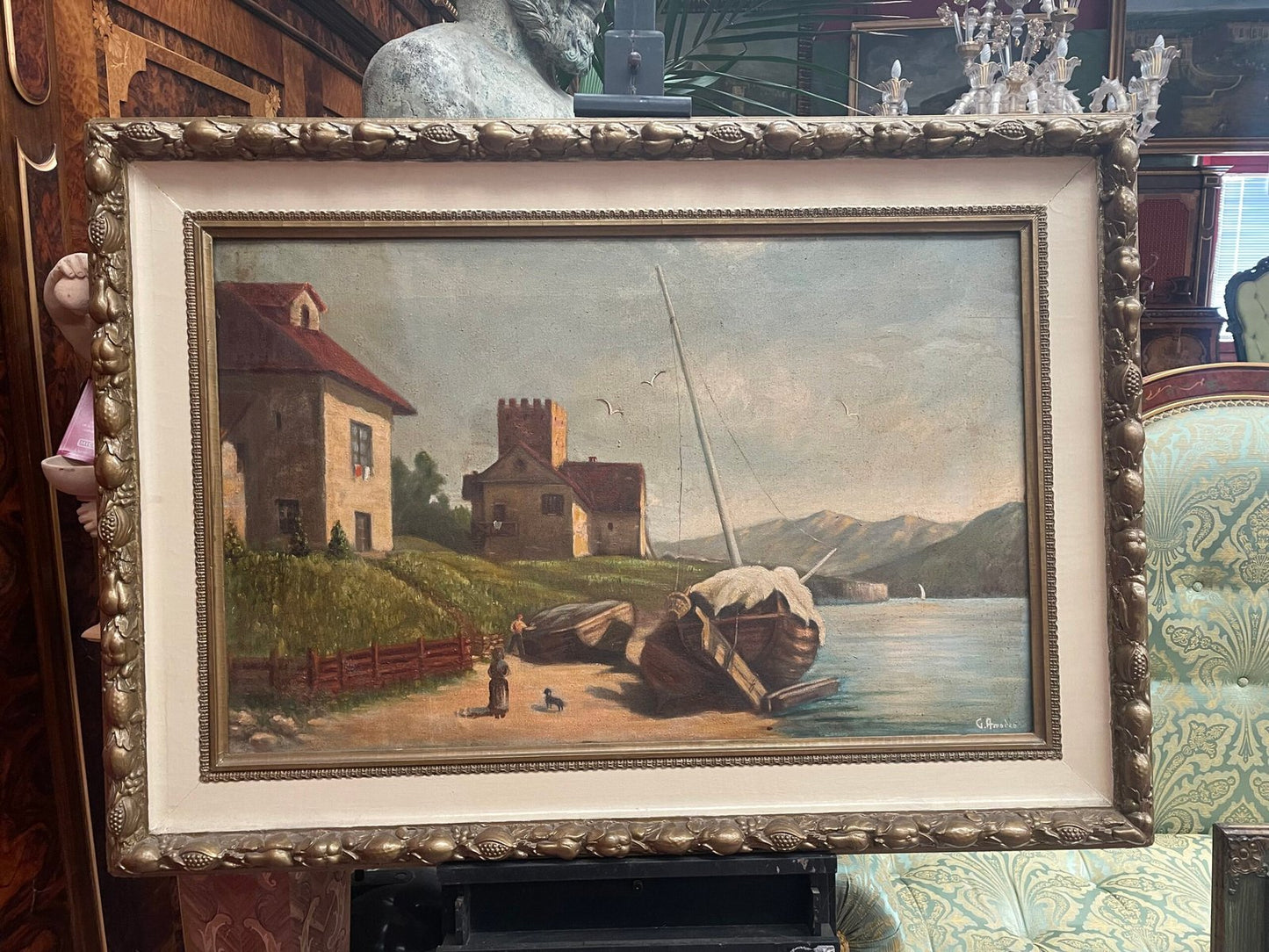 Dipinto a Olio – Paesaggio Lacustre con Borgo e Barca a Vela