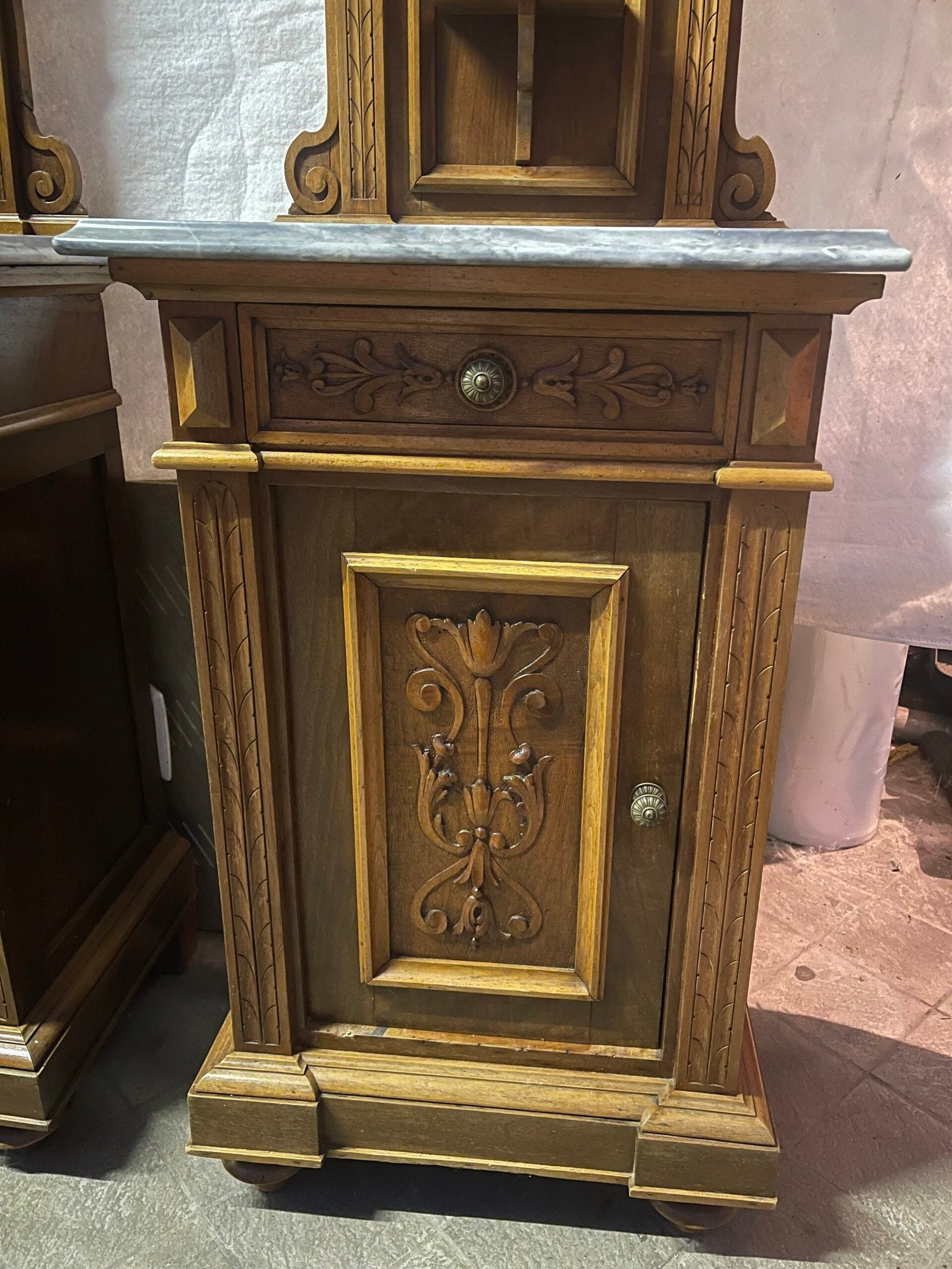 Coppia di Comodini Antichi in Legno con Piano in marmo