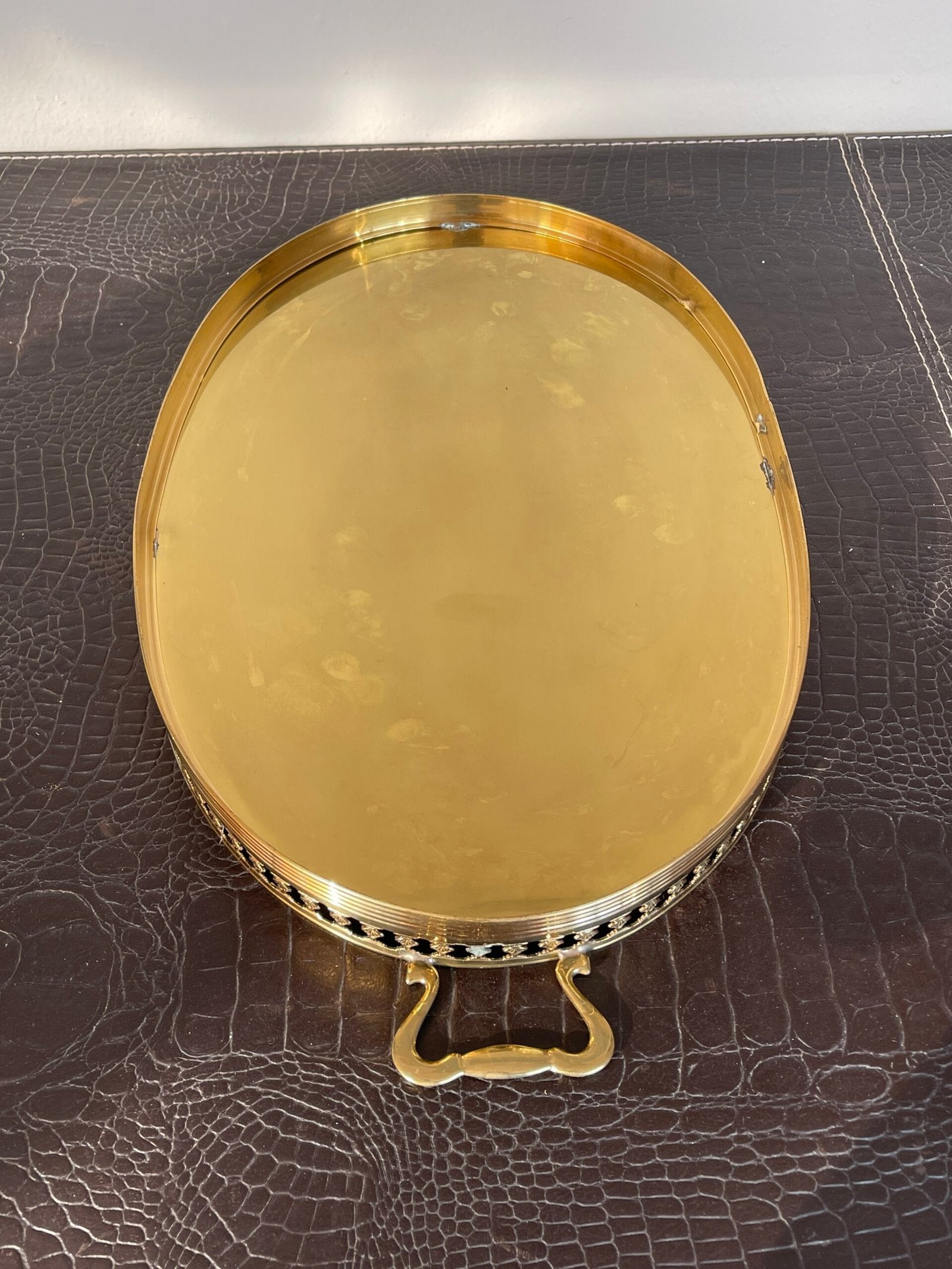 Vassoio Elegante in Metallo Dorato con Bordo Traforato