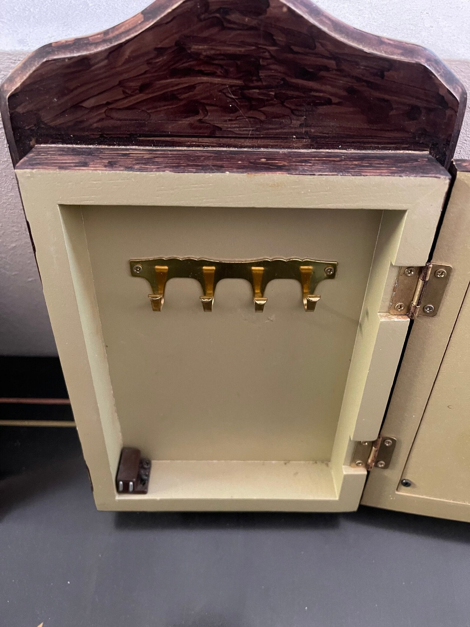 Quadro tridimensionale con decorazioni floreali.