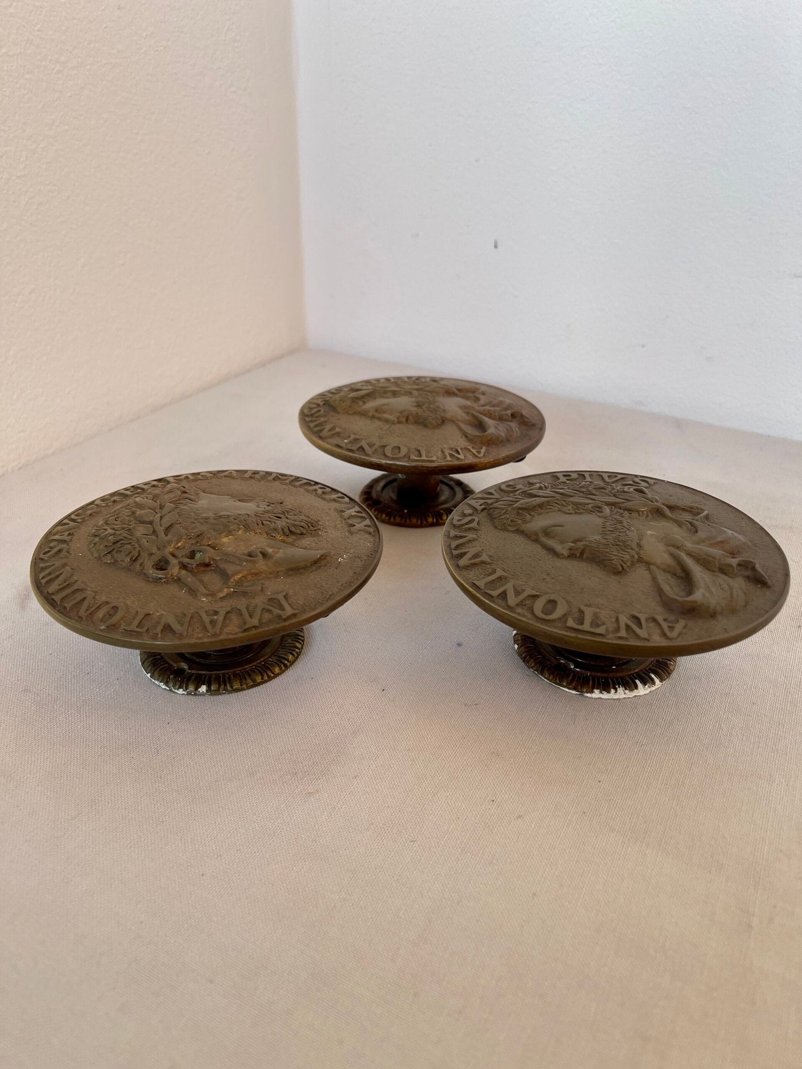Set di 3 appendi Antichi in Ottone - Effigie di Antonino Pio
