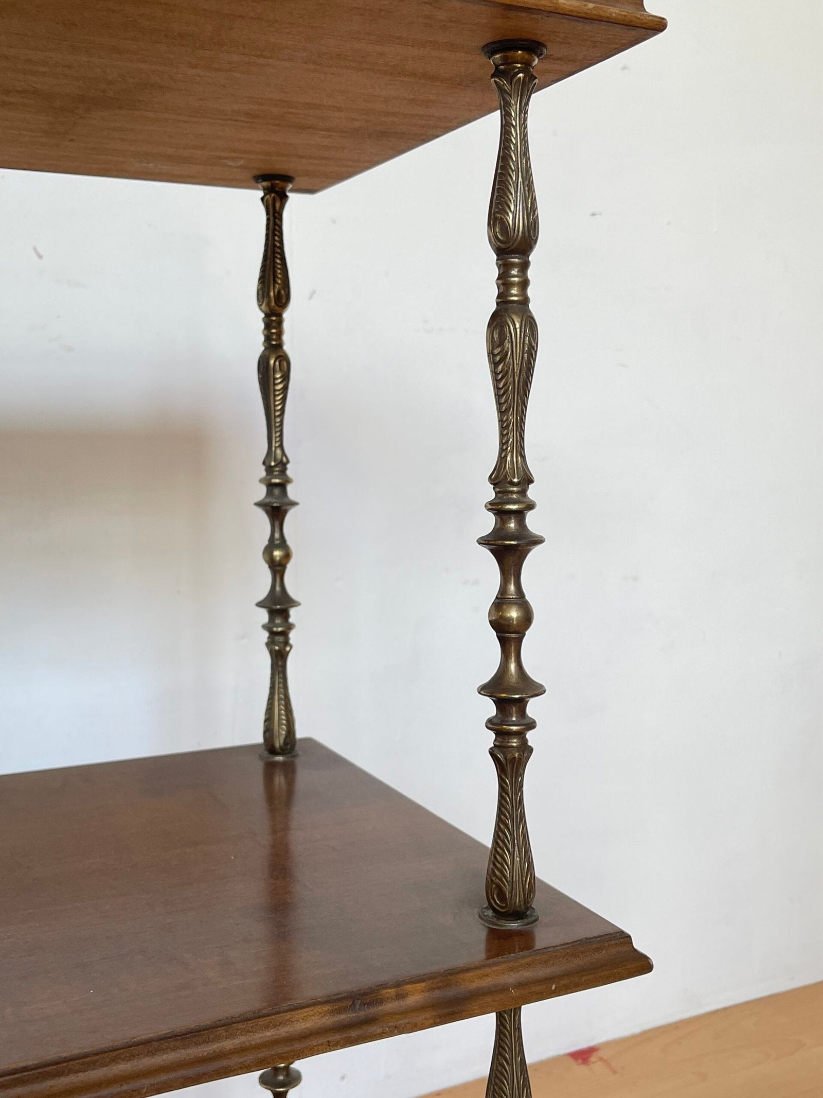 Étagère Vintage in Legno e Ottone – 3 Ripiani Eleganza Classica